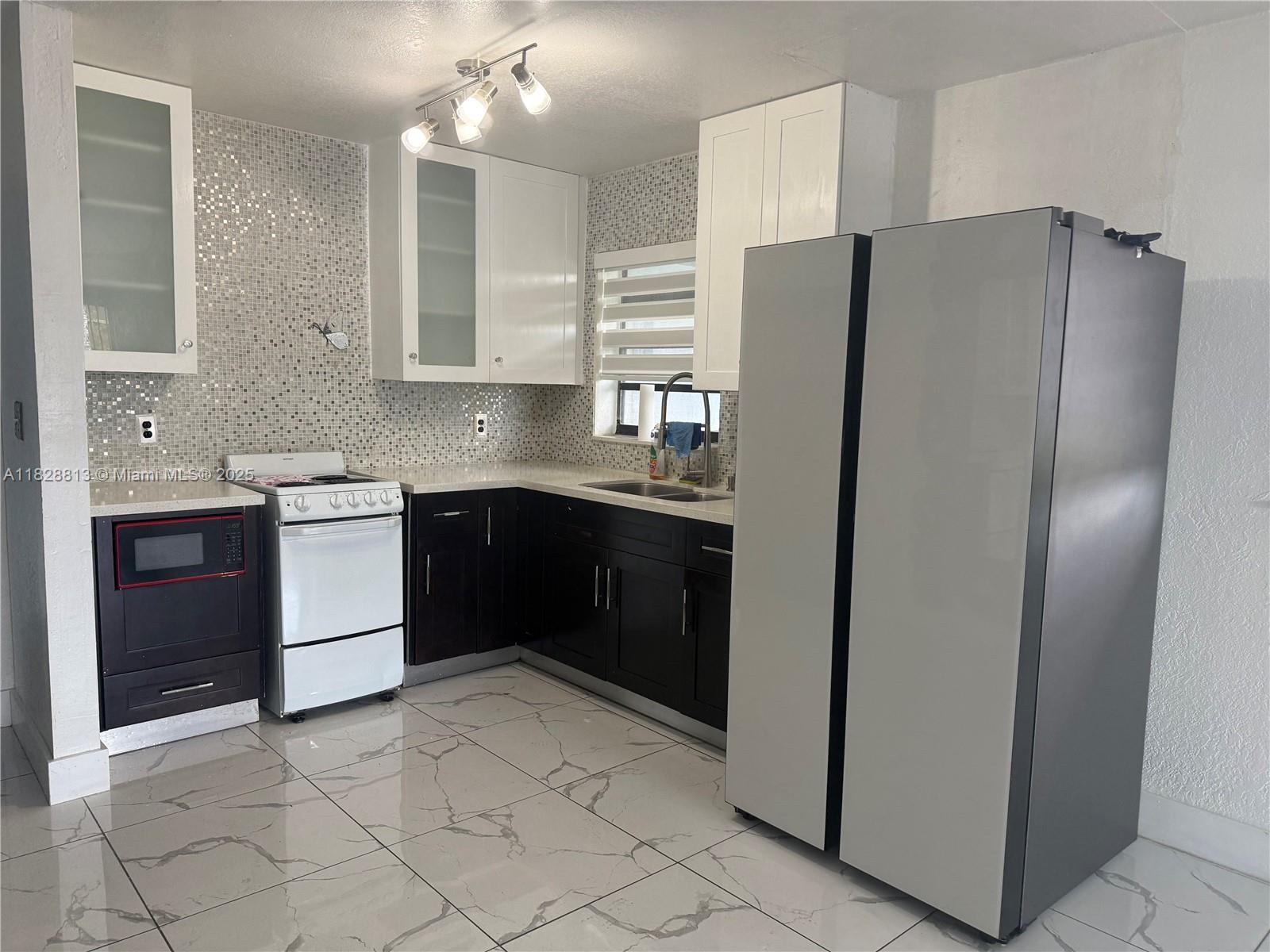 Beautiful corner apartment 2/2 ,second floor ,recently renovated ,with ample closets and a lots of natural light. Washer and dryer inside unit .Low monthly association fee.2 parking spaces.