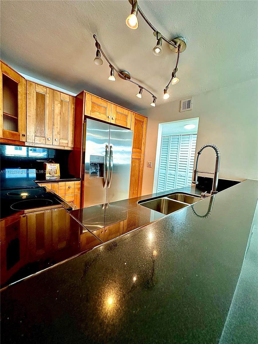 345 Ocean Dr 1022
