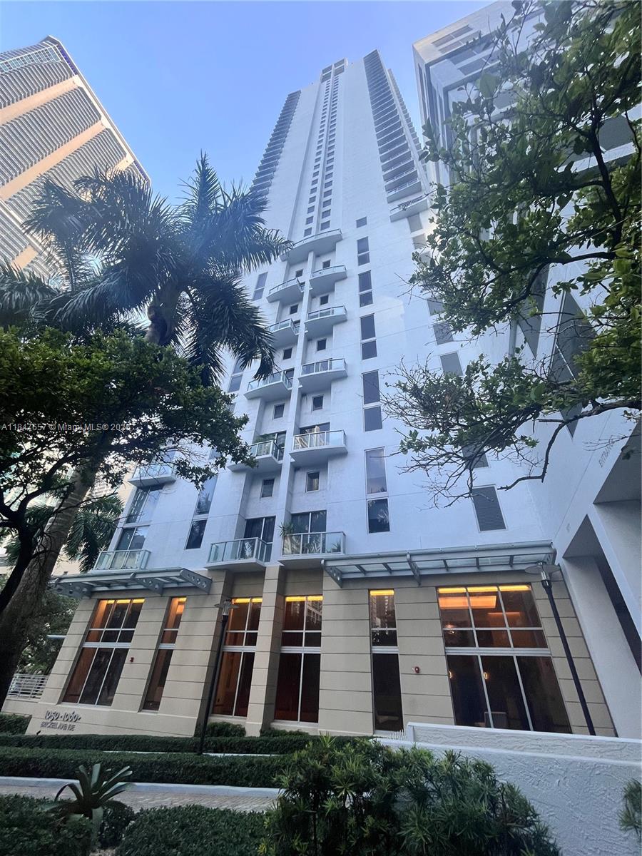 MODERN 2 BEDS 2.5 BATH APARTMENT IN THE HEART OF BRICKELL. EXPERIENCE UPSCALE URBAN LIVING IN THIS SPACIOUS UNIT. CONTEMPORARY OPEN FLOOR PLAN, A FULLY EQUIPPED KITCHEN AND IN UNIT LAUNDRY. ENJOY VIBRANT CITY VIEWS AND ABUNDANT NATURAL LIGHT FRON THE FLOOR TO CEILING WINDOWS. INCLUDES 1 ASSIGNED PARKING SPACE. RESIDENTS ENJOY WORLD CLASS AMENITIES INCLUDING A FITNESS CENTER, CONCIERGE, AND 24/7 SECURITY. JUST STEPS AWAY FROM BRICKELL CITY CENTRE, TOP DINING SPOTS AND PUBLIC TRANSIT.