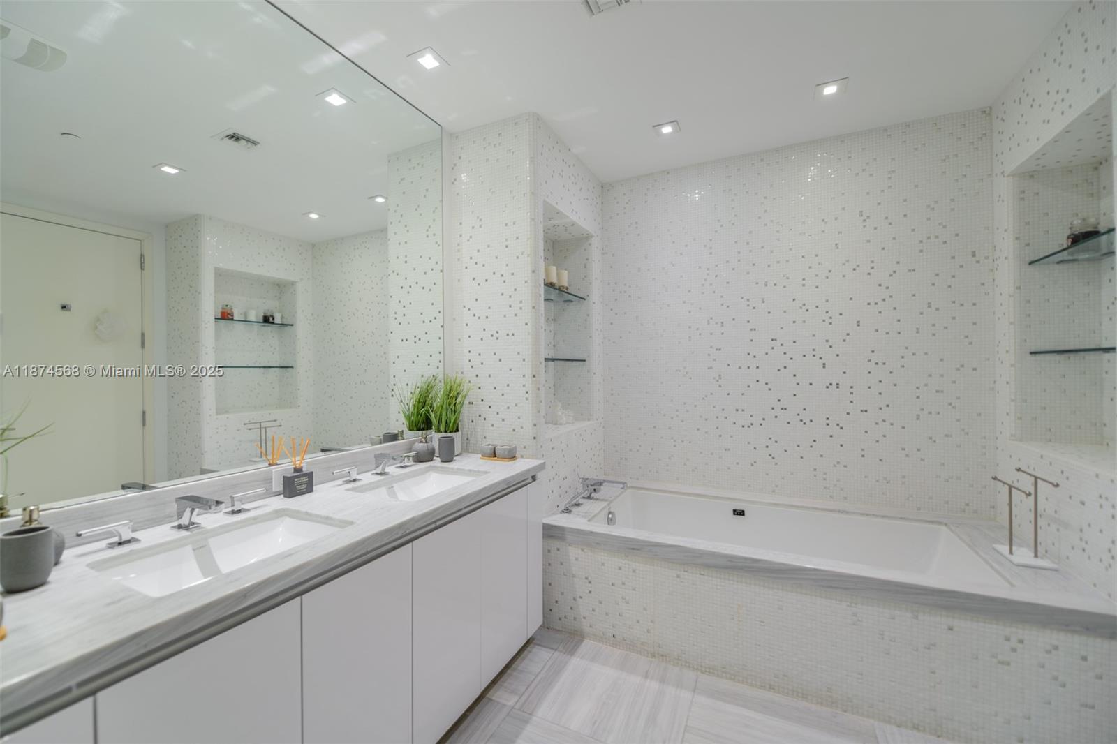 JADE SIGNATURE CONDO - Residential