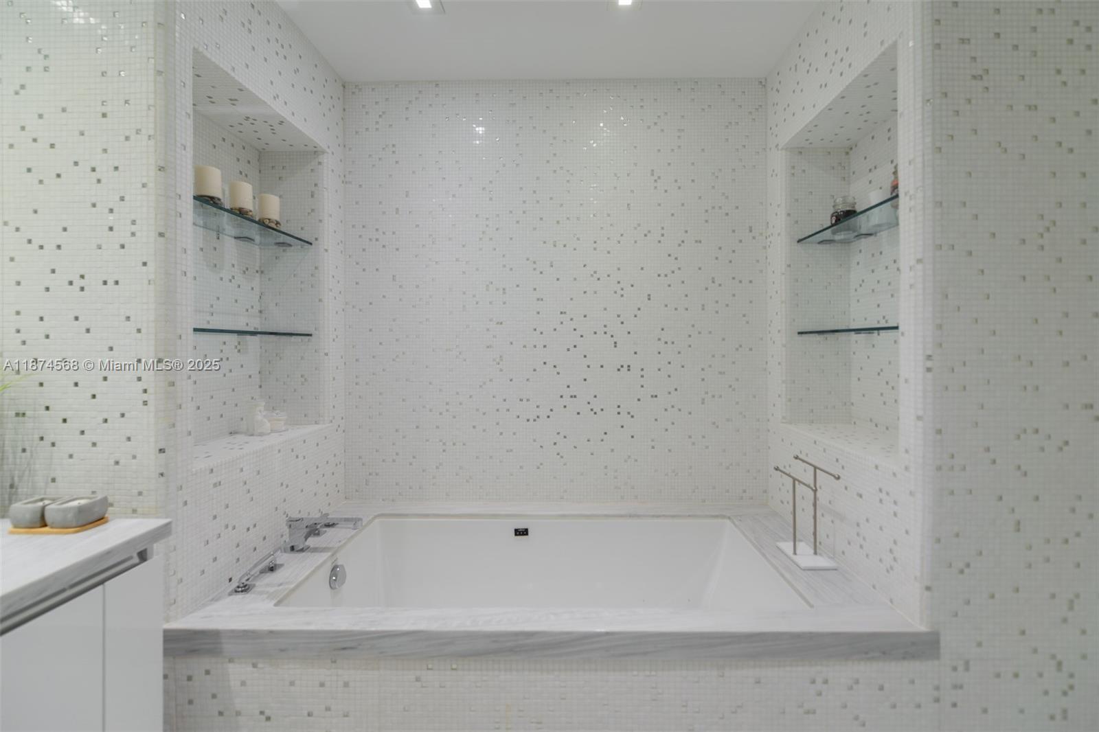 JADE SIGNATURE CONDO - Residential