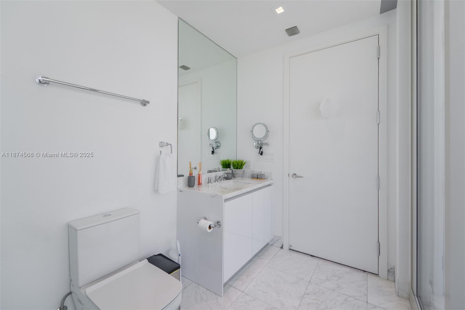 JADE SIGNATURE CONDO - Residential