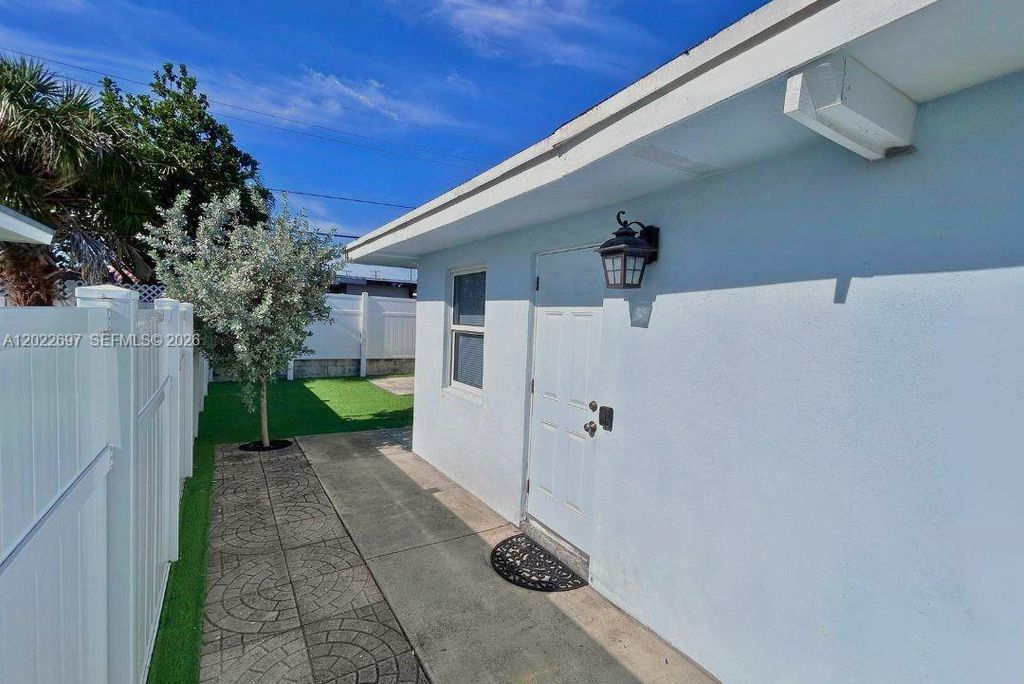 Photo of 1041 NE 9th Ave #A5, Fort Lauderdale, FL 33304 (MLS # A12022697)
