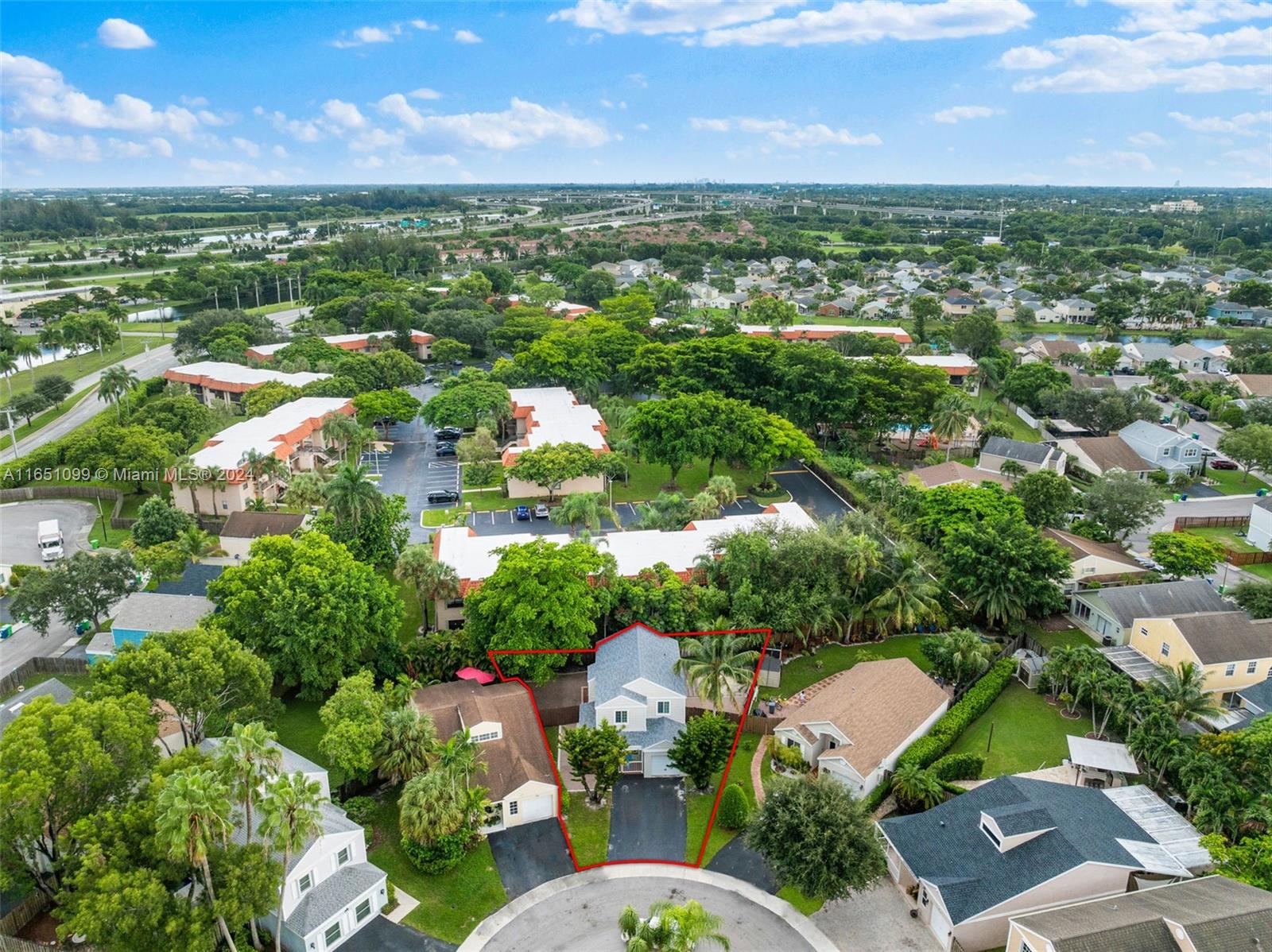 HAMPTON LAKES - Residential