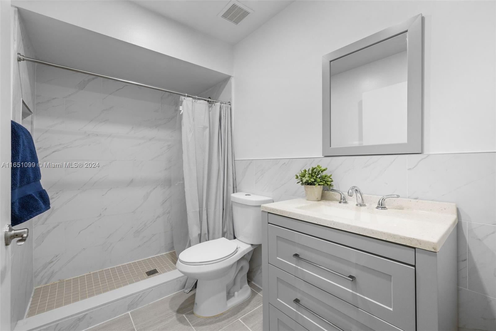 HAMPTON LAKES - Residential