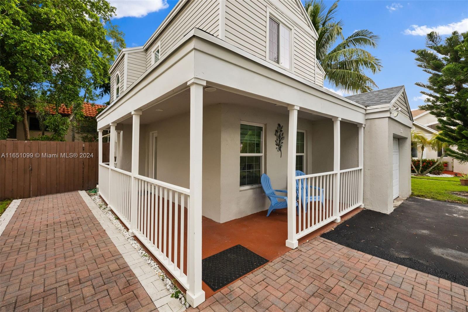 HAMPTON LAKES - Residential