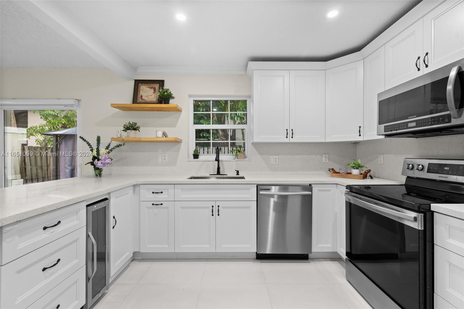 HAMPTON LAKES - Residential