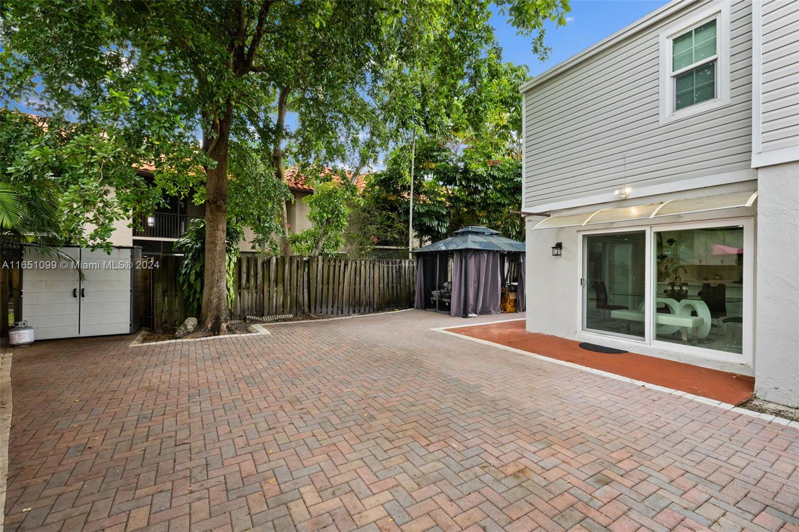 HAMPTON LAKES - Residential