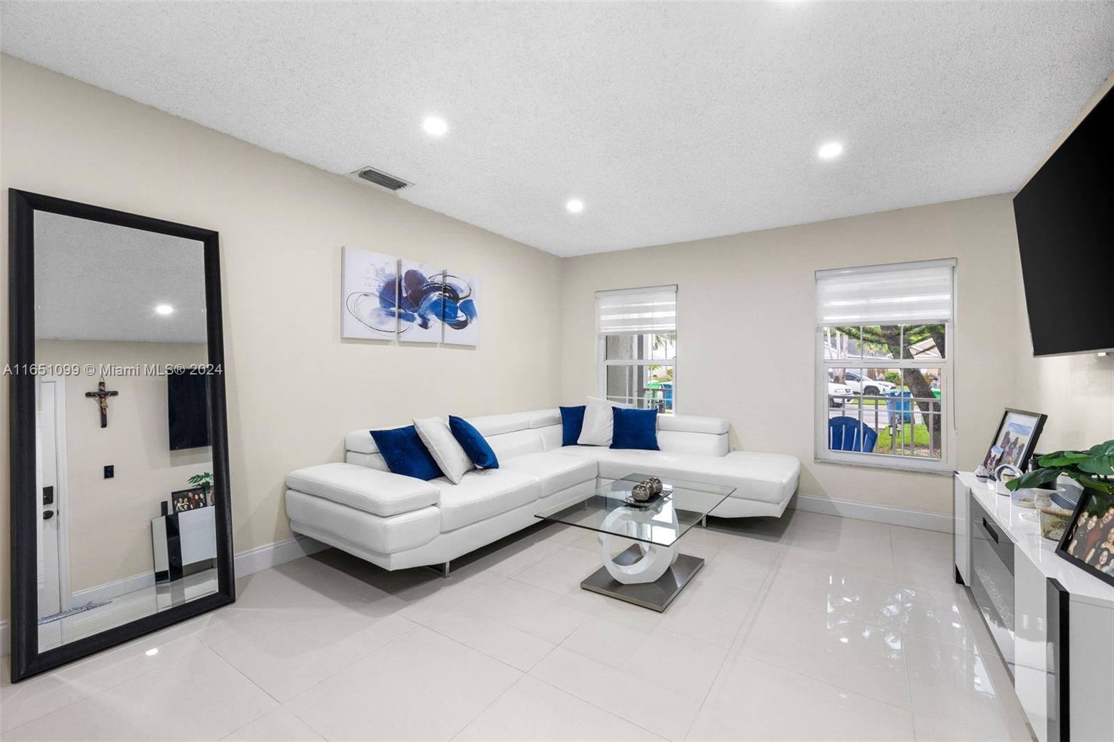 HAMPTON LAKES - Residential