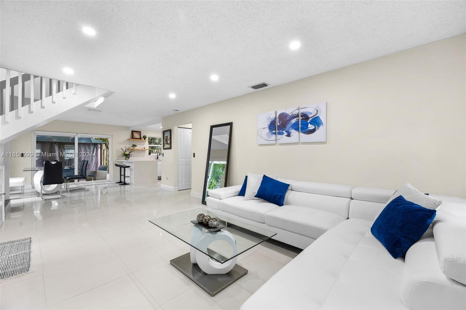 HAMPTON LAKES - Residential