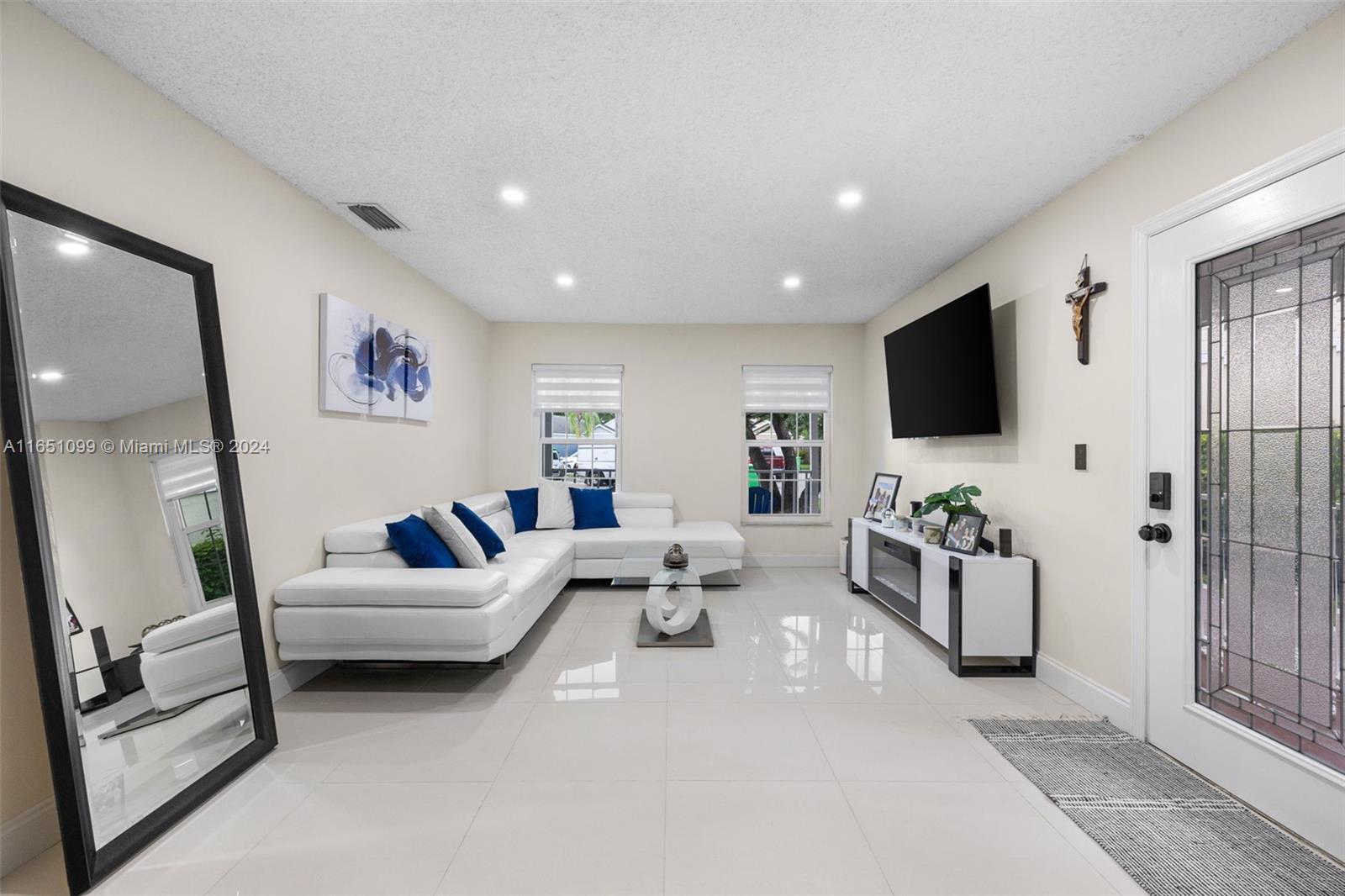 HAMPTON LAKES - Residential