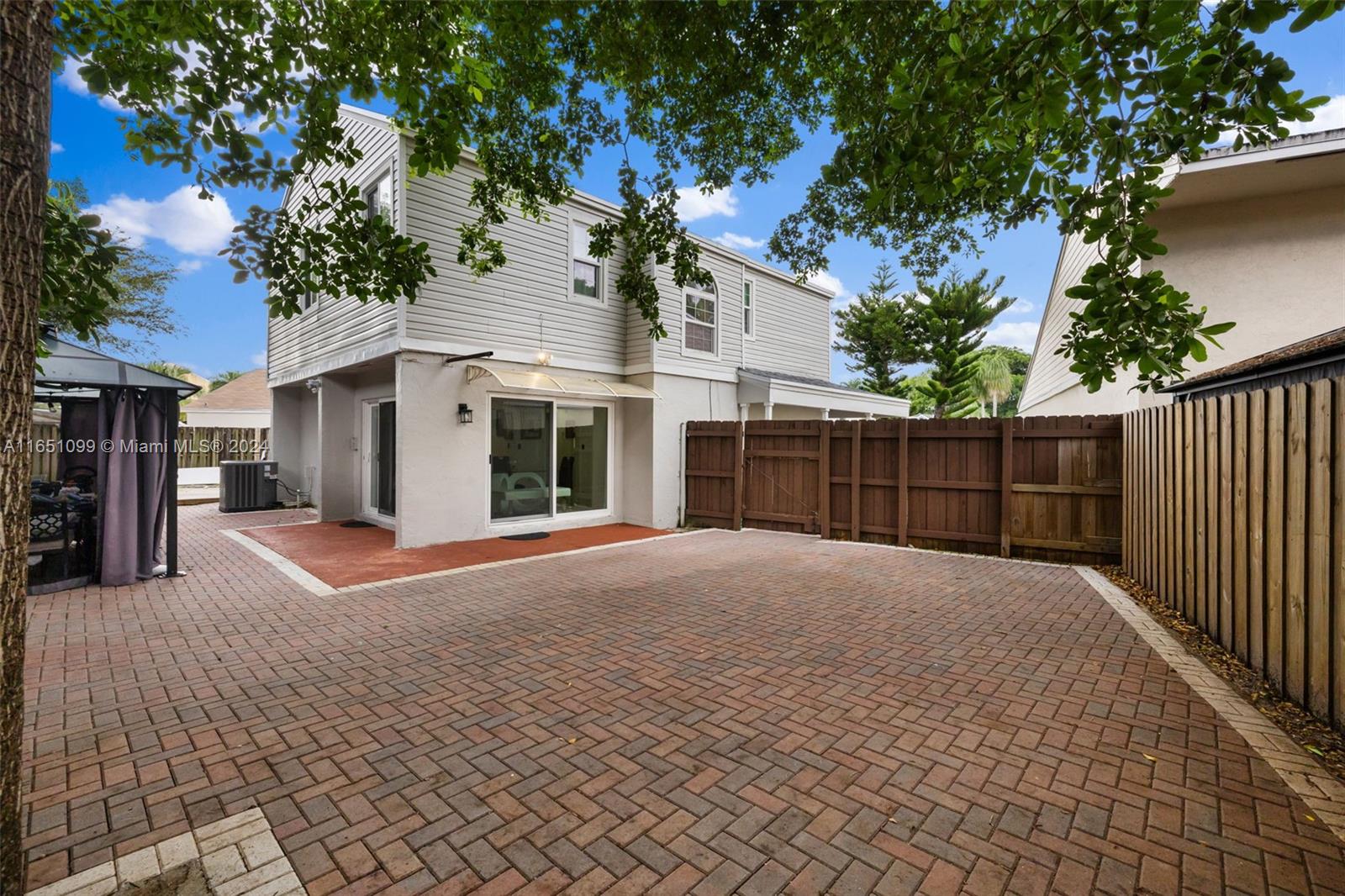 HAMPTON LAKES - Residential