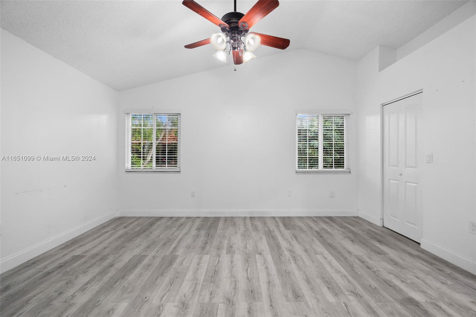 HAMPTON LAKES - Residential