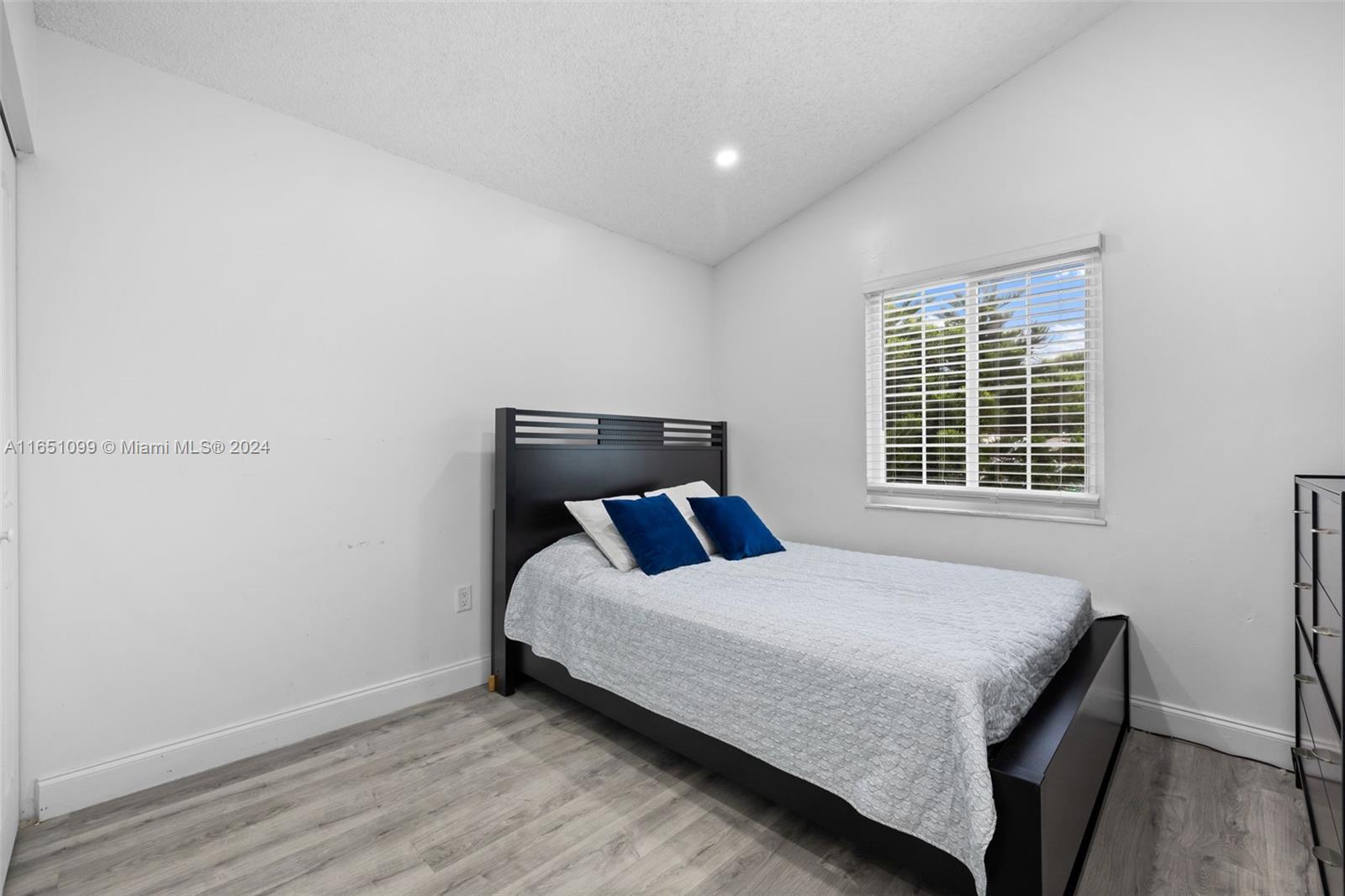 HAMPTON LAKES - Residential
