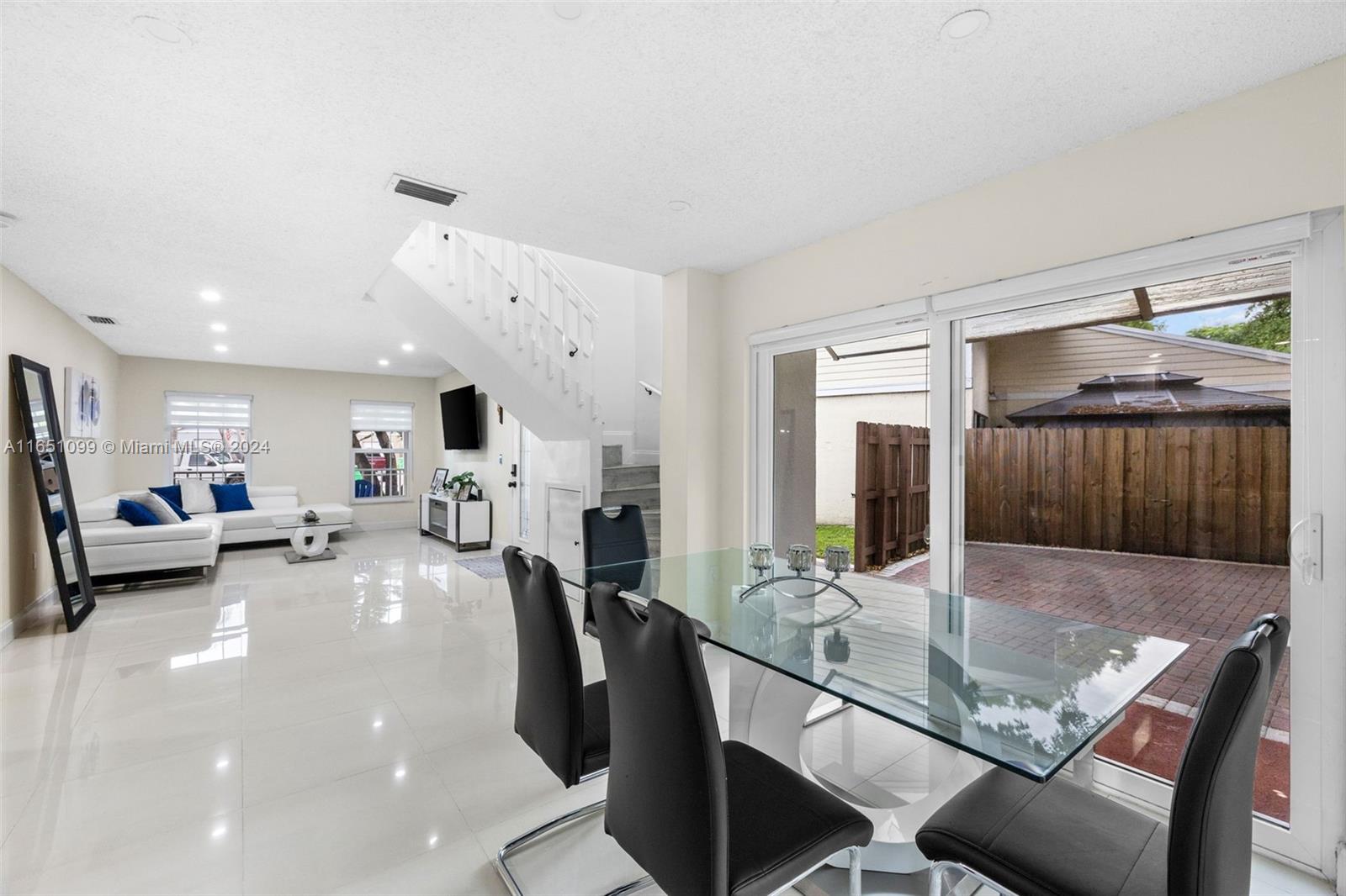 HAMPTON LAKES - Residential