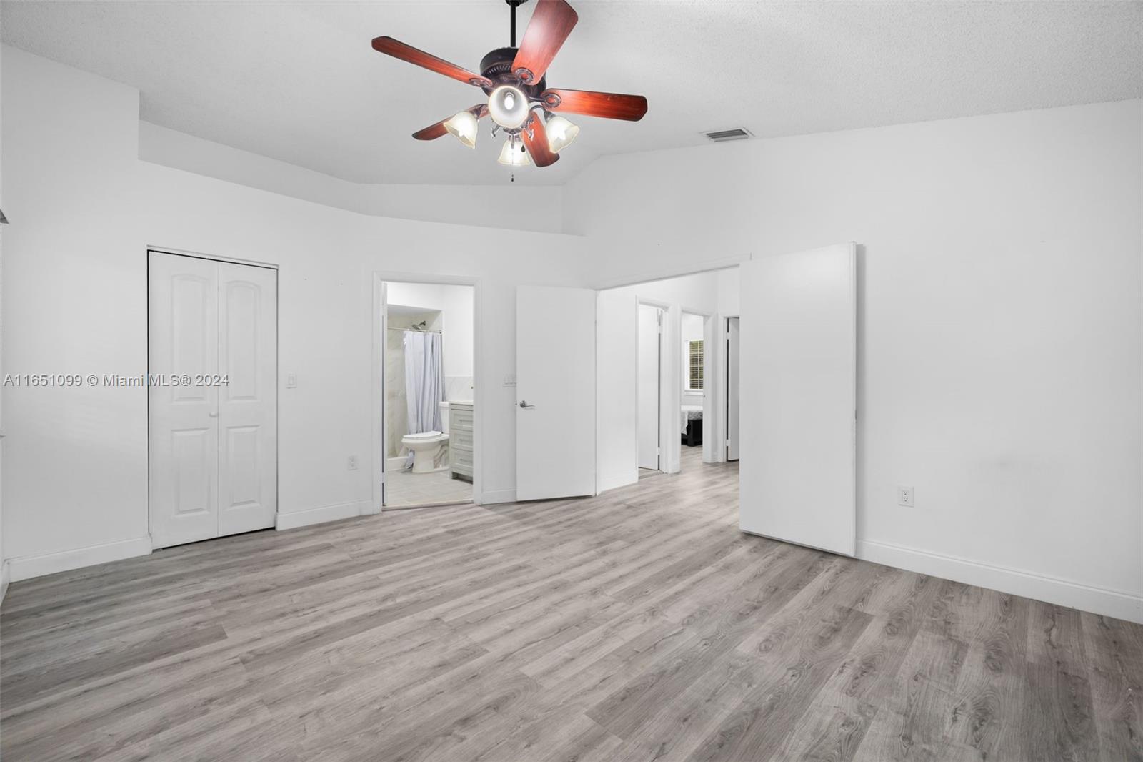 HAMPTON LAKES - Residential