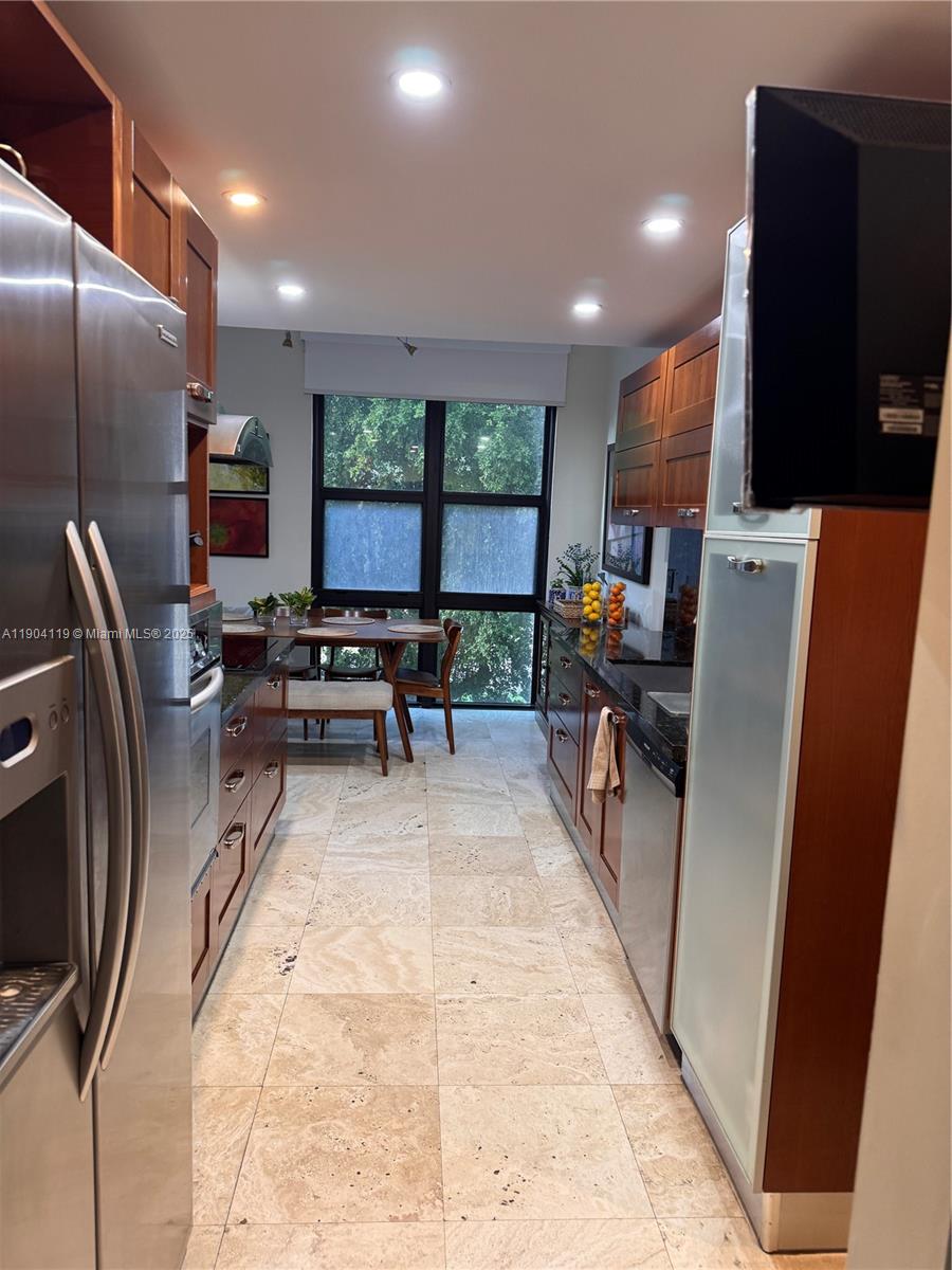 TOWERS OF KEY BISCAYNE CO - Residential Lease