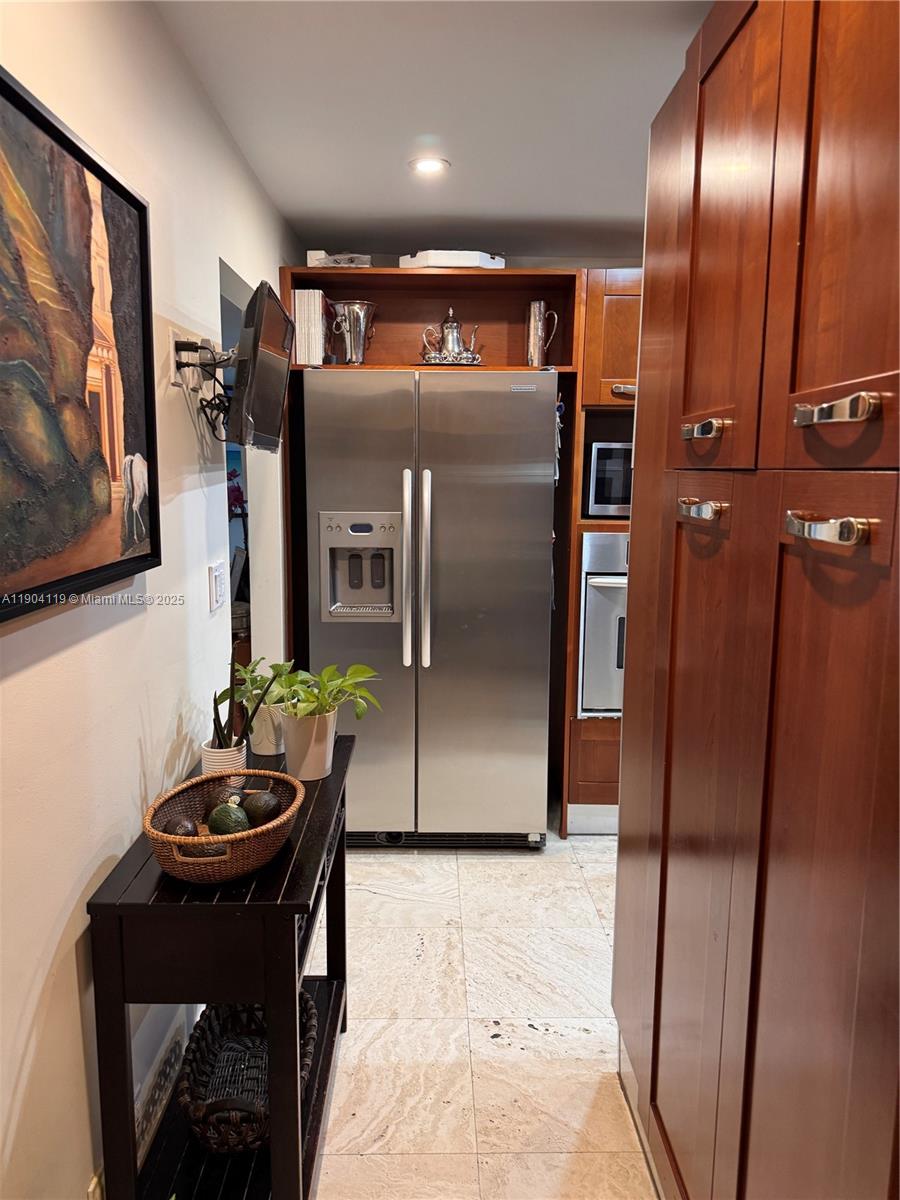 TOWERS OF KEY BISCAYNE CO - Residential Lease