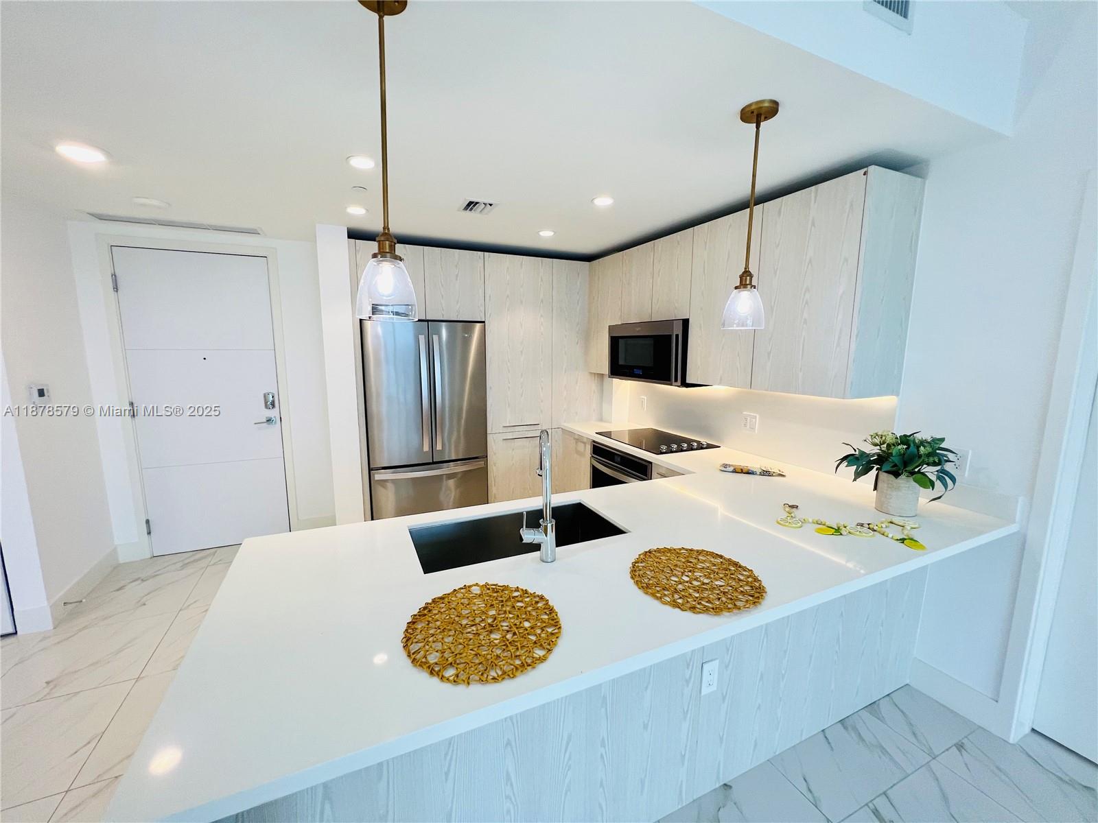 METROPICA NORTH TOWER ONE - Residential