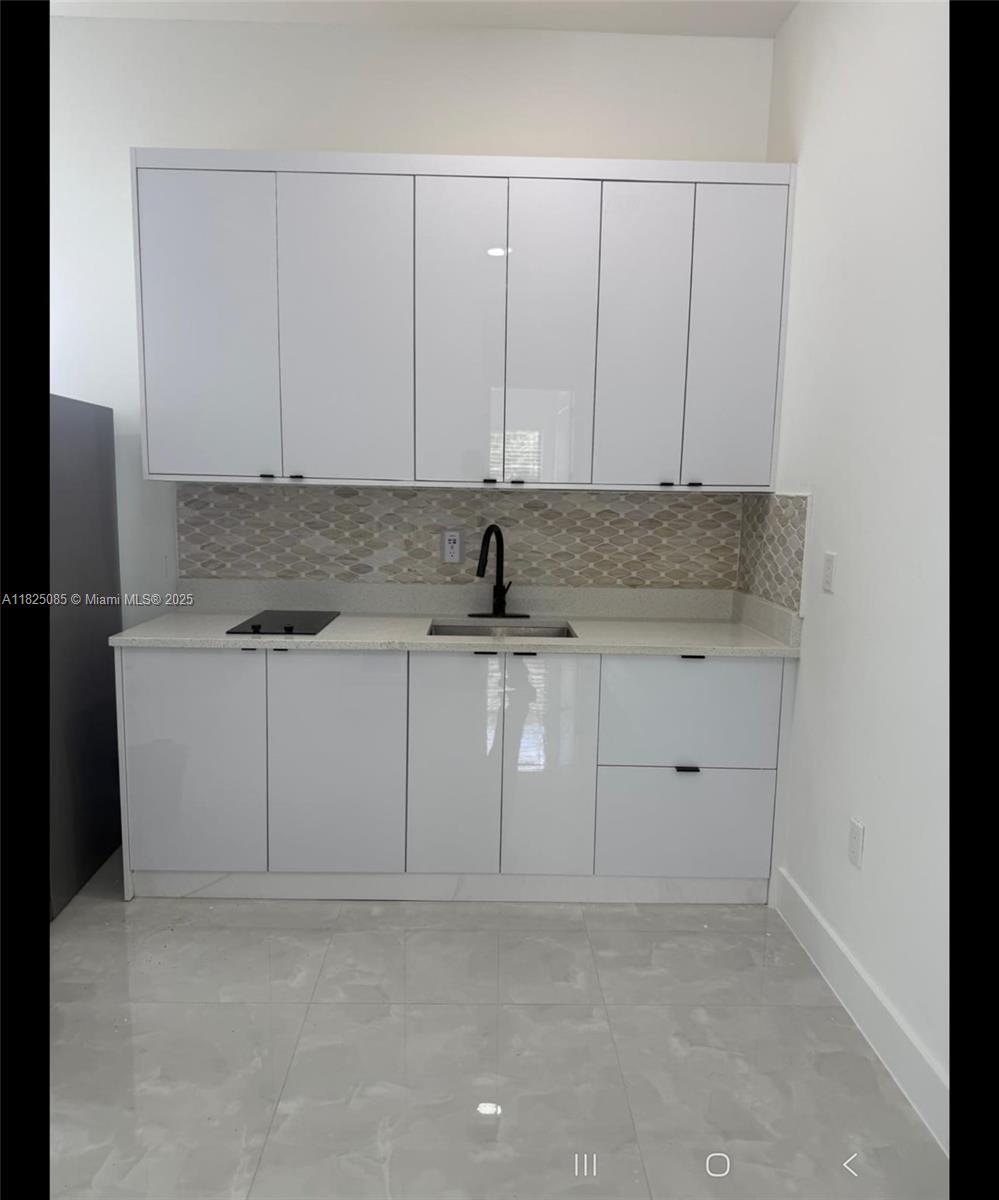 Live in Comfort and Style in This Beautiful NEW Apartment! Discover this modern 1-bedroom, 1-bathroom apartment, thoughtfully designed to provide the perfect balance of functionality and comfort. Ideal for couples or singles, this space offers contemporary finishes and a warm atmosphere that invites you to enjoy a hassle-free lifestyle. Highlights include: ? Modern kitchen with stainless steel appliances. ? Bright living area with large windows for natural light. ? Spacious bedroom with a generous closet. ? Stylish bathroom with high-quality fixtures. ? ALL UTILITIES INCLUDED: electricity, water, internet, and cable (no surprise bills!). ? Central air conditioning and heating.