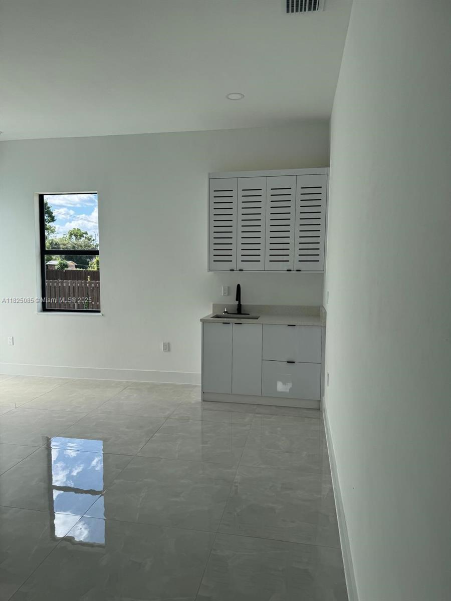 2807 Leeland Heights Blvd B, Lehigh Acres, Lee County, Florida - 1 Bedrooms  
1 Bathrooms - 