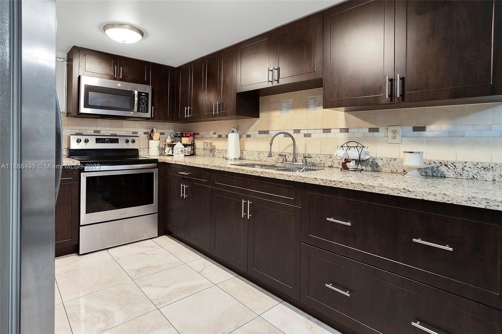 Cozy and Bright apartment with 2 bedrooms, 1 bathroom, a fully renovated kitchen, closet and open balcony. This beautiful apartment has a functional layout with well-utilized spaces. Excellent location, close to shopping center and main roads in the heart of Hialeah. It has a gate community, covered garage and amenities including, a pool, playground, tennis court, gym and elevator.