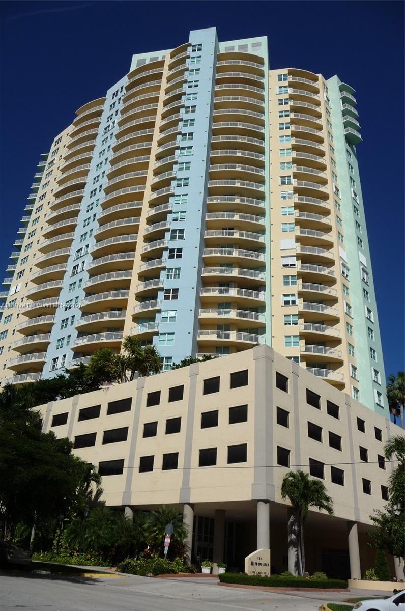 Stunning Brickell skyline views from this spacious 1/1 with 850 Sq. Ft. Conveniently located just off I-95 and only a few blocks from the top restaurants, cafes, shops and nightlife, everything you love about Miami right at your doorstep. The building boasts resort-style amenities including a beautiful pool, BBQ area, fully equipped gym, jacuzzi, sauna, tennis court, bike storage, 24 hs. concierge desk, complimentary valet service, and on-site convenience store. The unit also includes a dedicated storage adding extra value and storage. Don't miss this opportunity to live in one of Miami's most desirable neighborhoods with spectacular views.