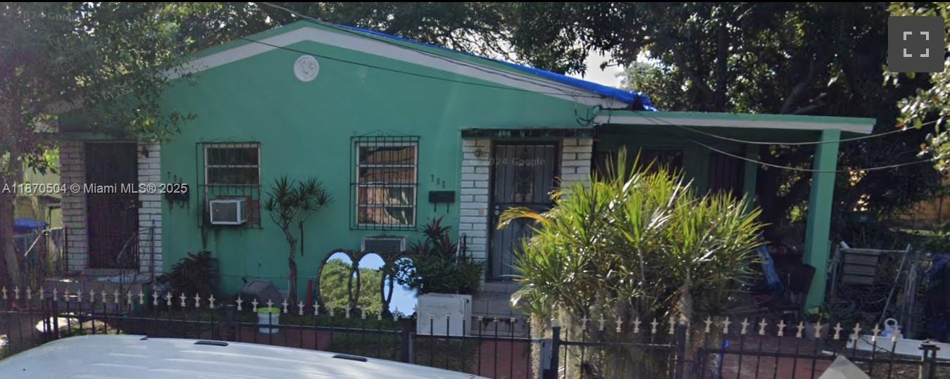 Investor Special - This centrally located duplex in the heart of Miami is just minutes from public transportation access and more! Don’t miss this opportunity to add value and maximize returns in one of Miami’s most sought after area.