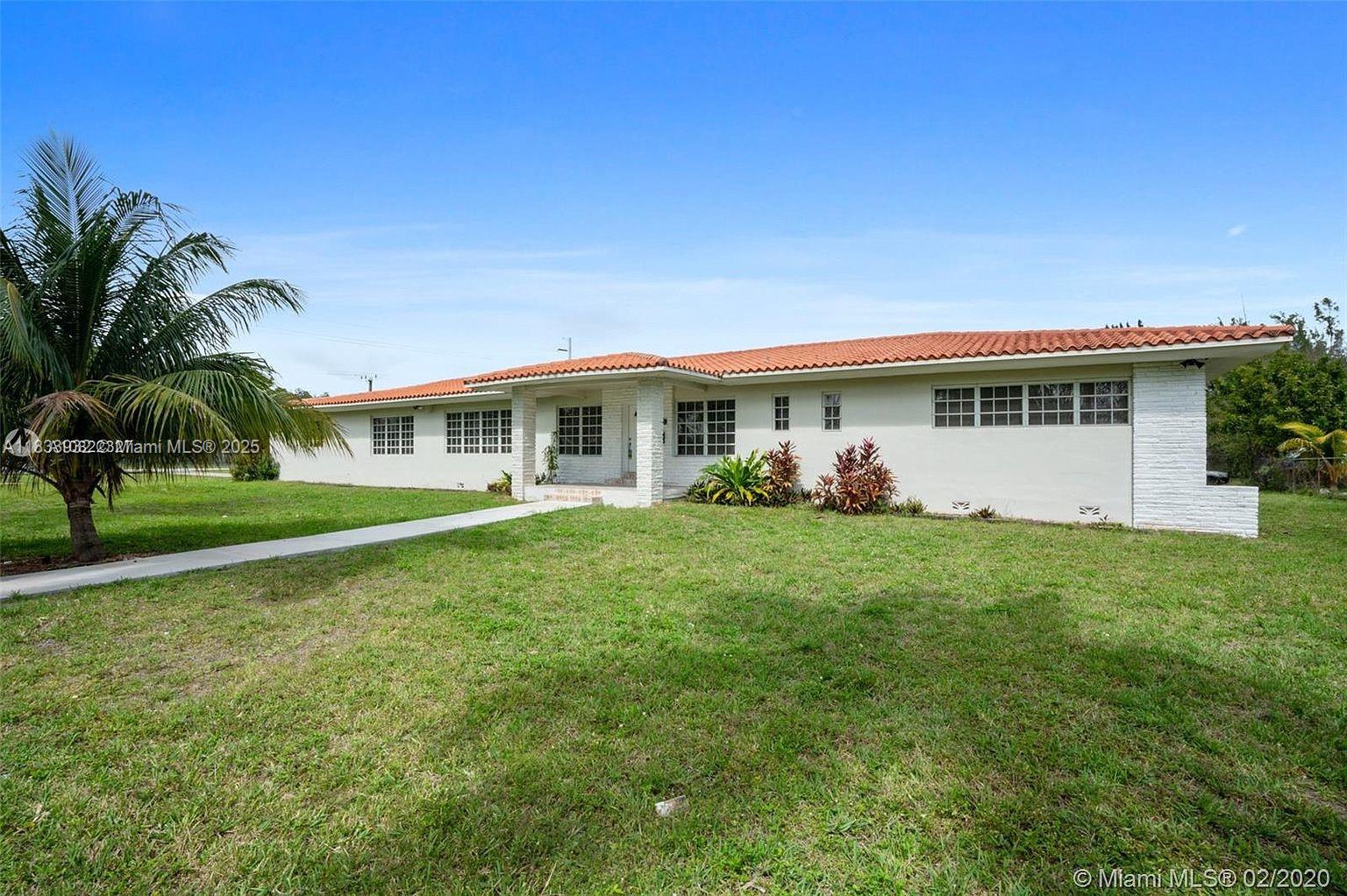 Welcome to this exclusive house state on Miami Gradens 3 beds and 2 baths big space for park a boat. ONE MONTH deposit!