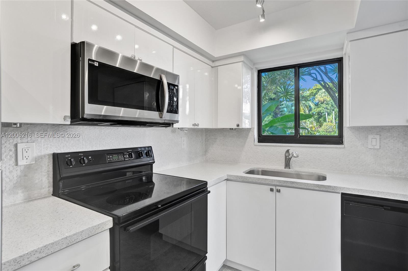 DELVISTA B CONDO - Residential