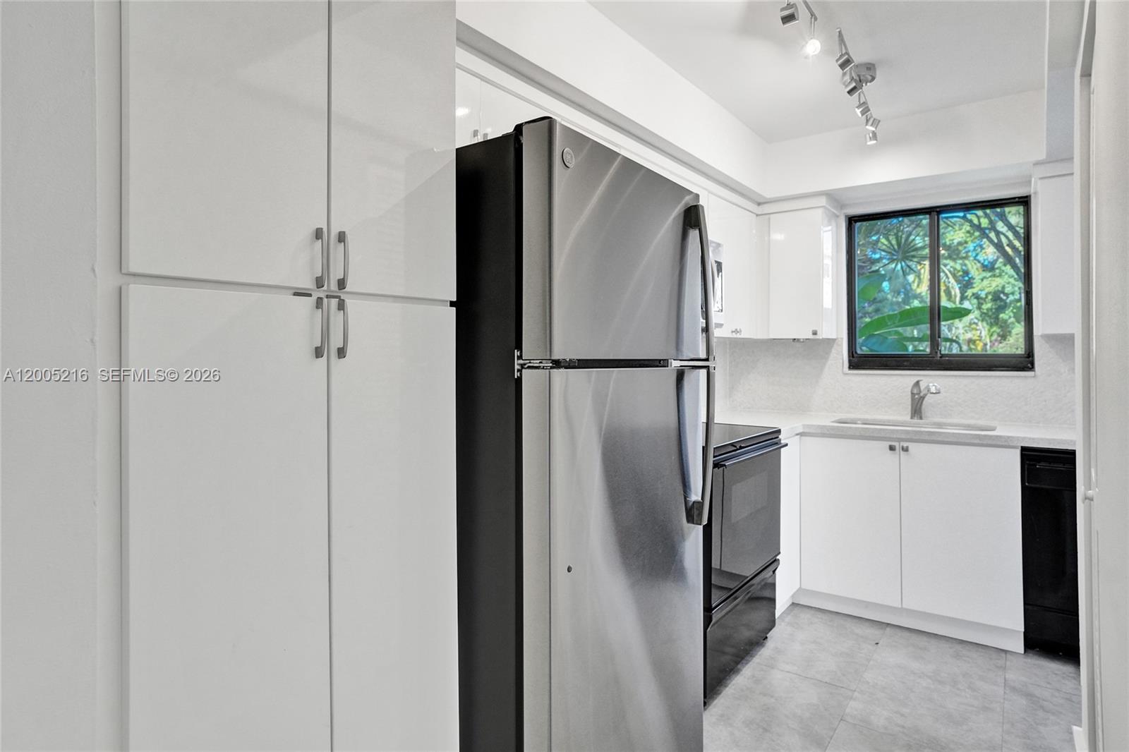 DELVISTA B CONDO - Residential