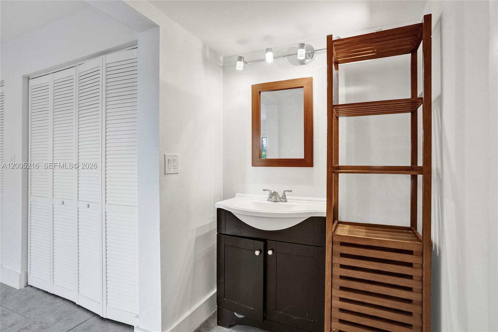 DELVISTA B CONDO - Residential