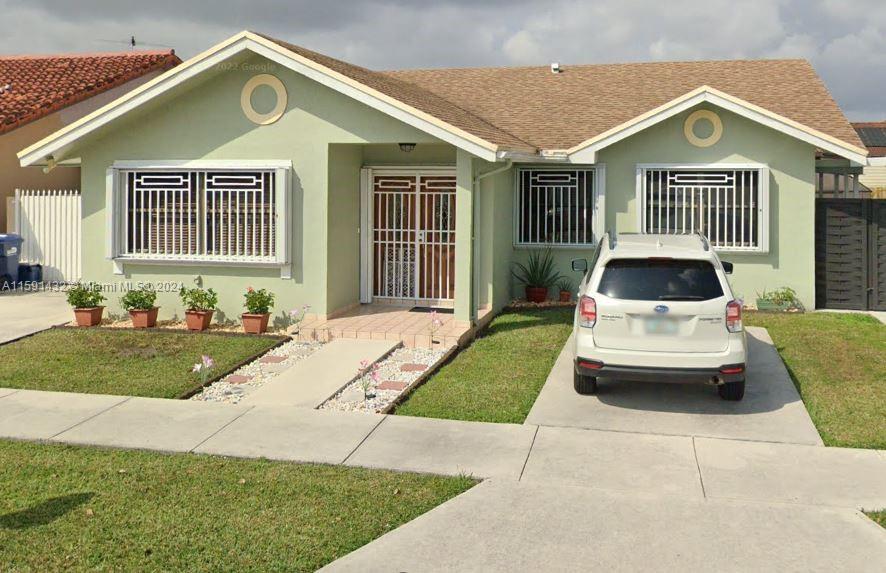 WONT LAST! This beautiful 3/2 spacious home, excellent neighborhood. CLOSE TO RESTAURANT, MALL, EXPRESSWAY. ALL TILE, RENOVATED MASTER BATHROOM, GUEST BATHROOM WITH PATIO AND TERRACE  
CONTACT LISTING AGENT FOR SHOWING. OWNER OCCUPIED