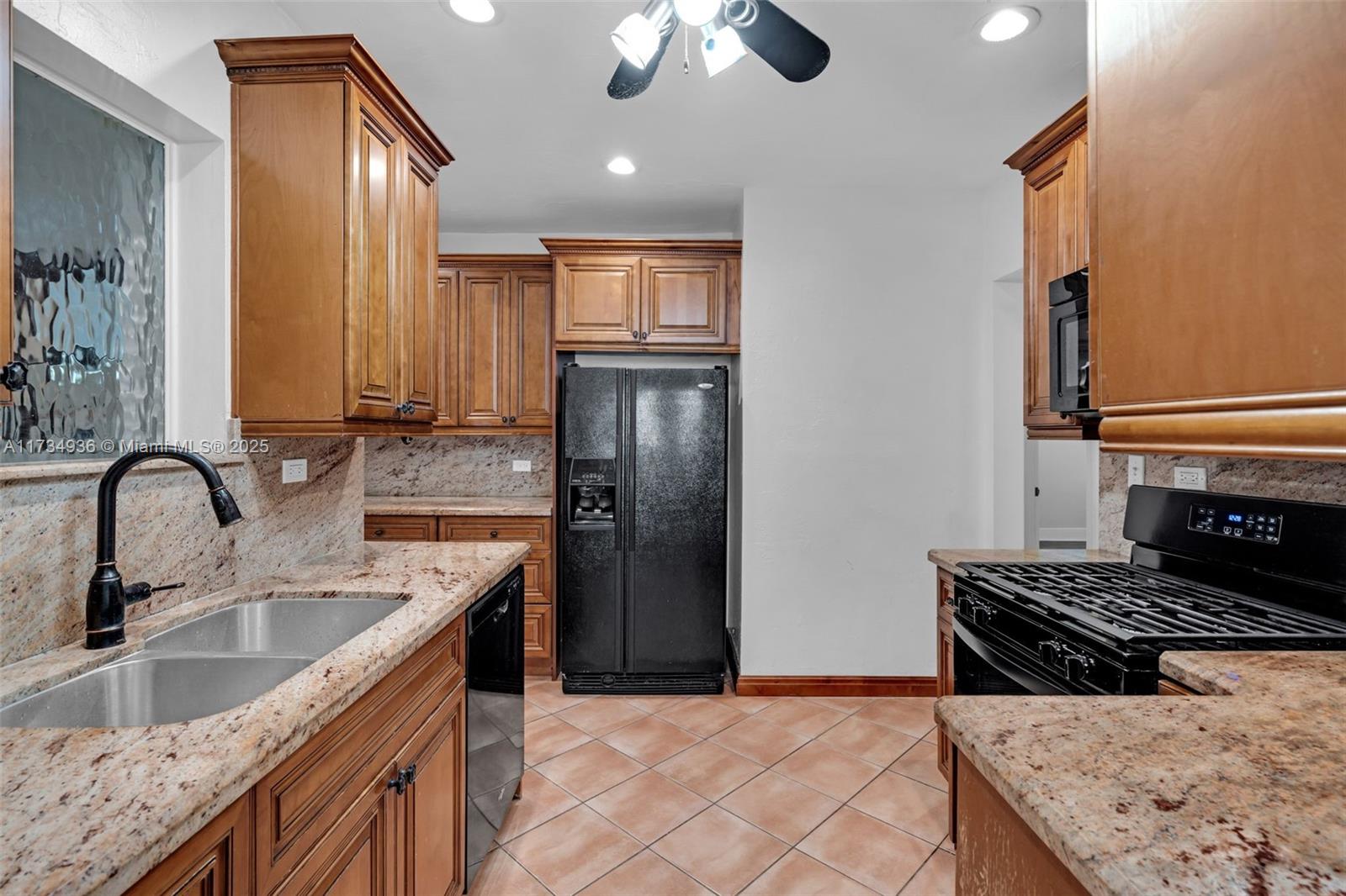 The best deal within 1 mile from the beach!
Oversized 5 bedroom 3 bath house has amazing potential. Just few min away from the ocean, Downtown Hollywood, Ft Lauderdale airport and more. Brand new split AC units.