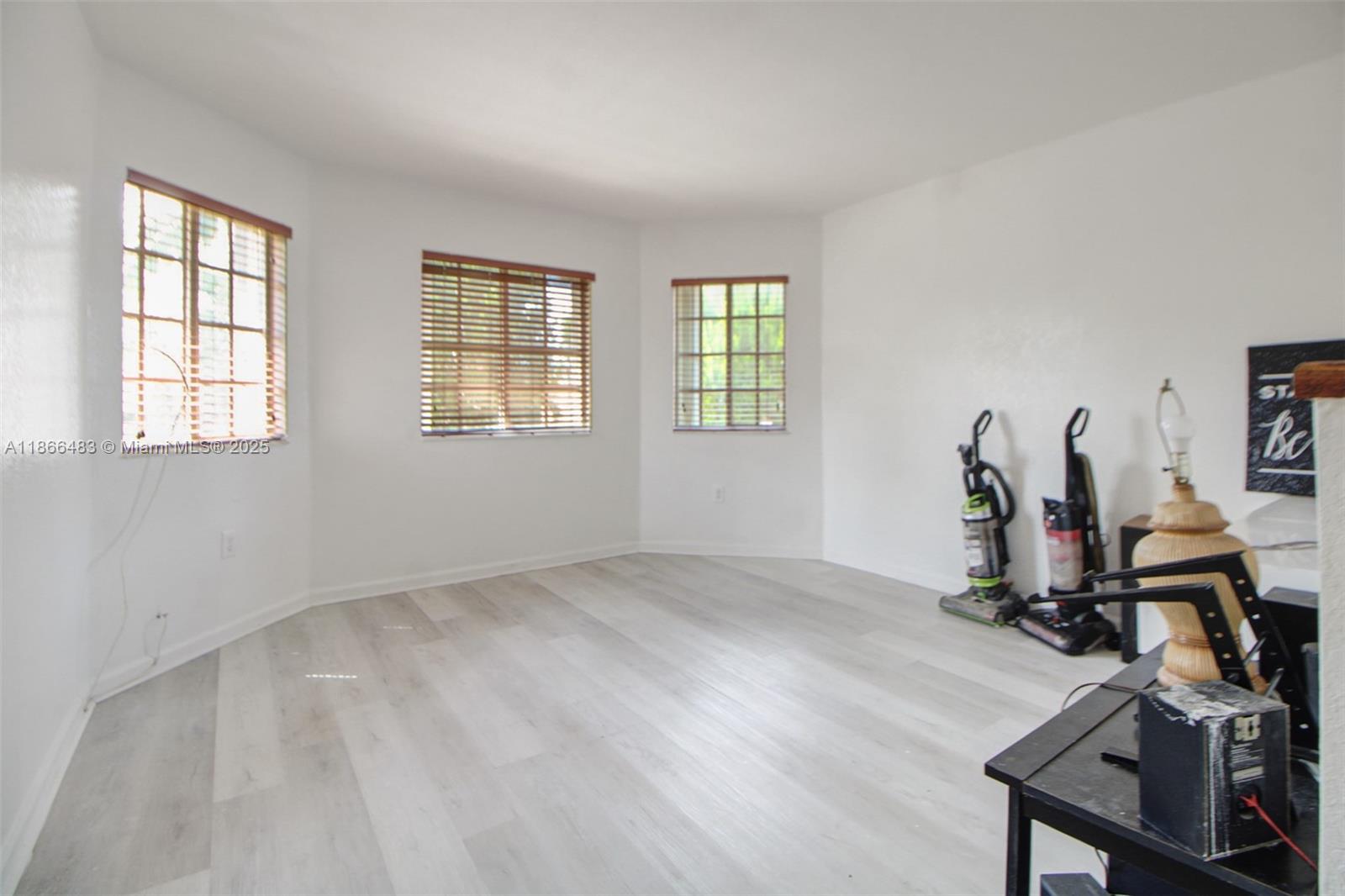 MANDARIN LAKES - Residential