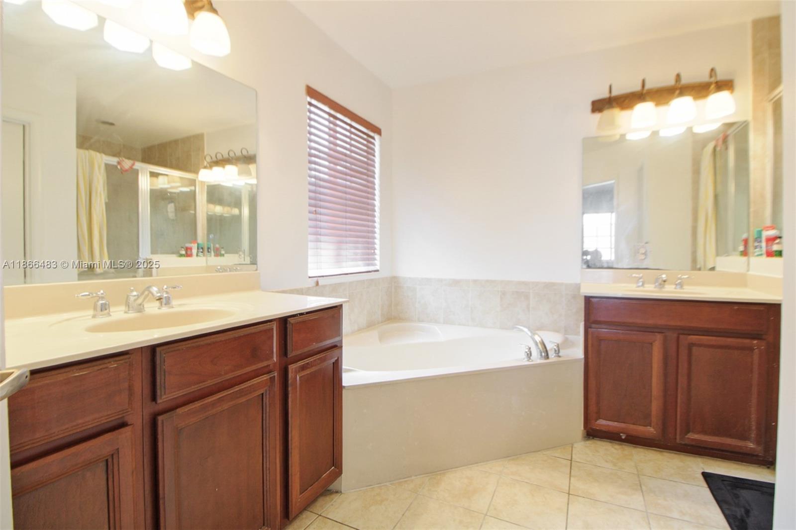 MANDARIN LAKES - Residential