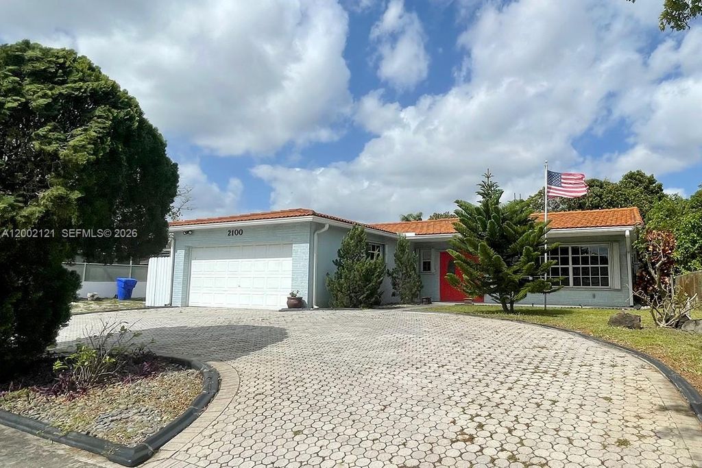 Photo of 2100 N 54th Ave, Hollywood, FL 33021 (MLS # A12002121)