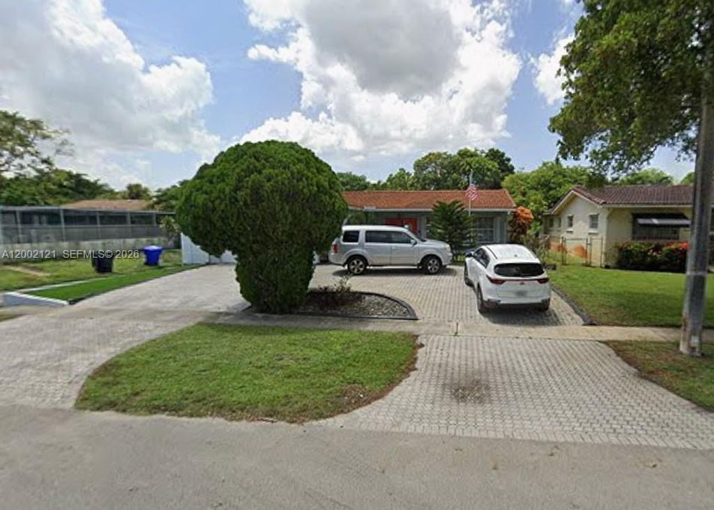 Photo of 2100 N 54th Ave, Hollywood, FL 33021 (MLS # A12002121)