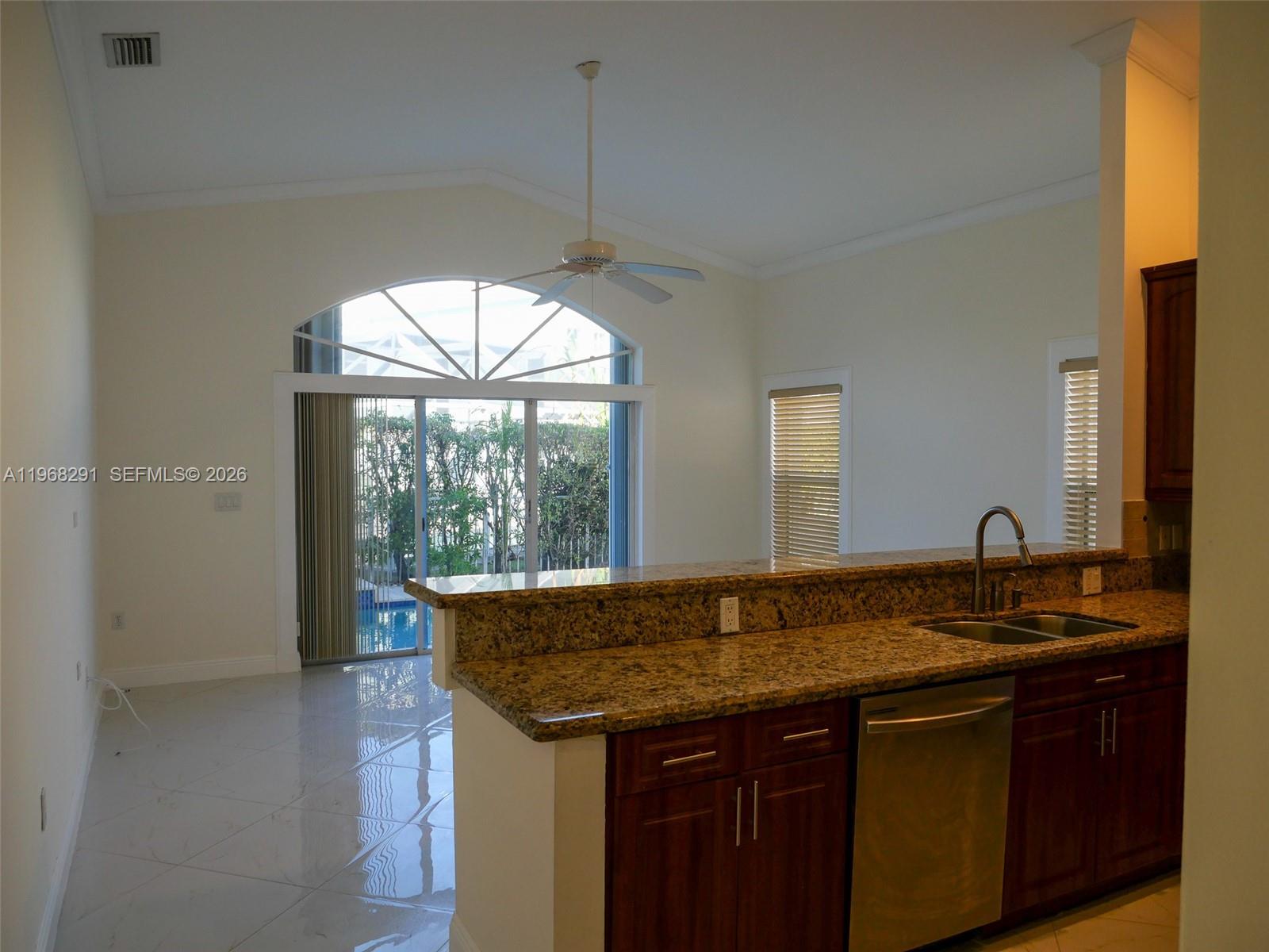 HOLLYWOOD LAKES COUNTRY C - Residential