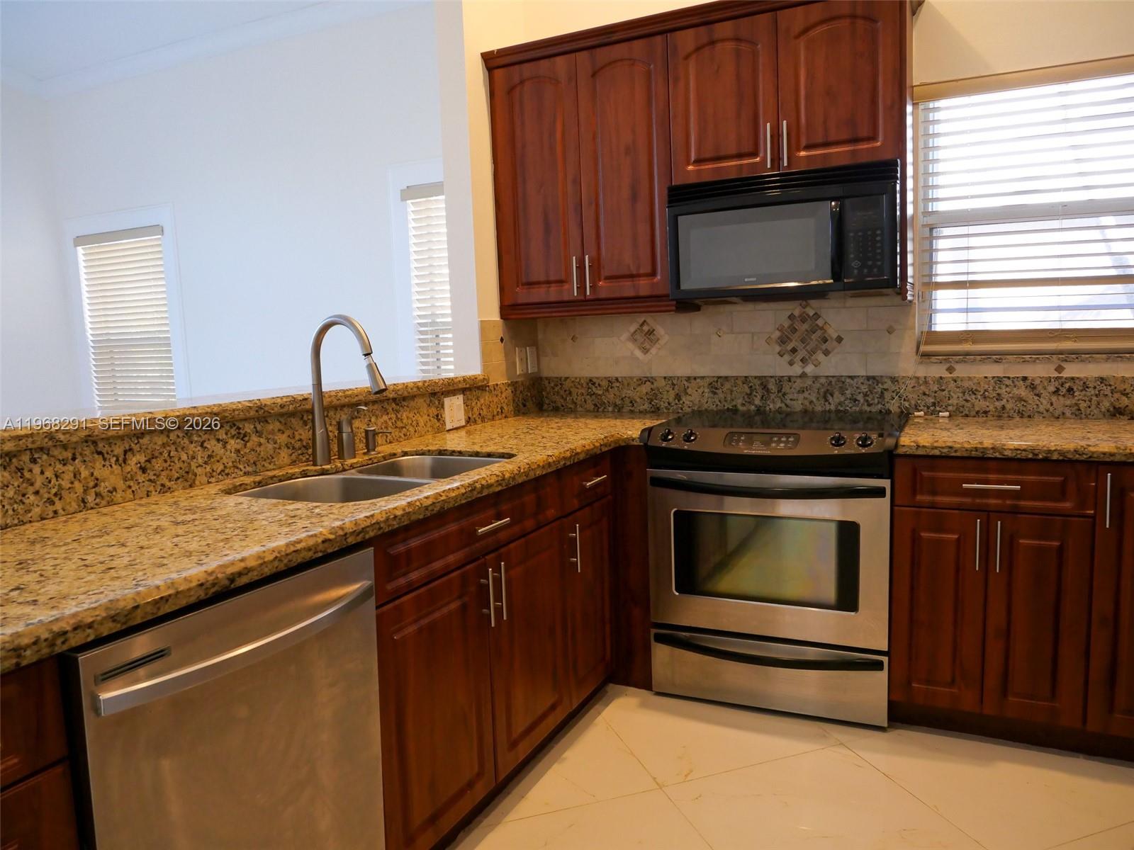 HOLLYWOOD LAKES COUNTRY C - Residential