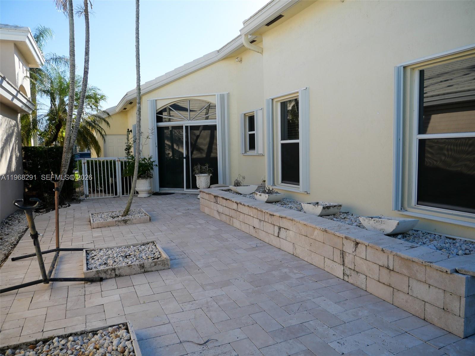 HOLLYWOOD LAKES COUNTRY C - Residential