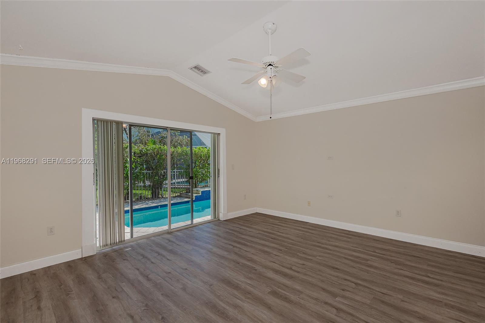 HOLLYWOOD LAKES COUNTRY C - Residential