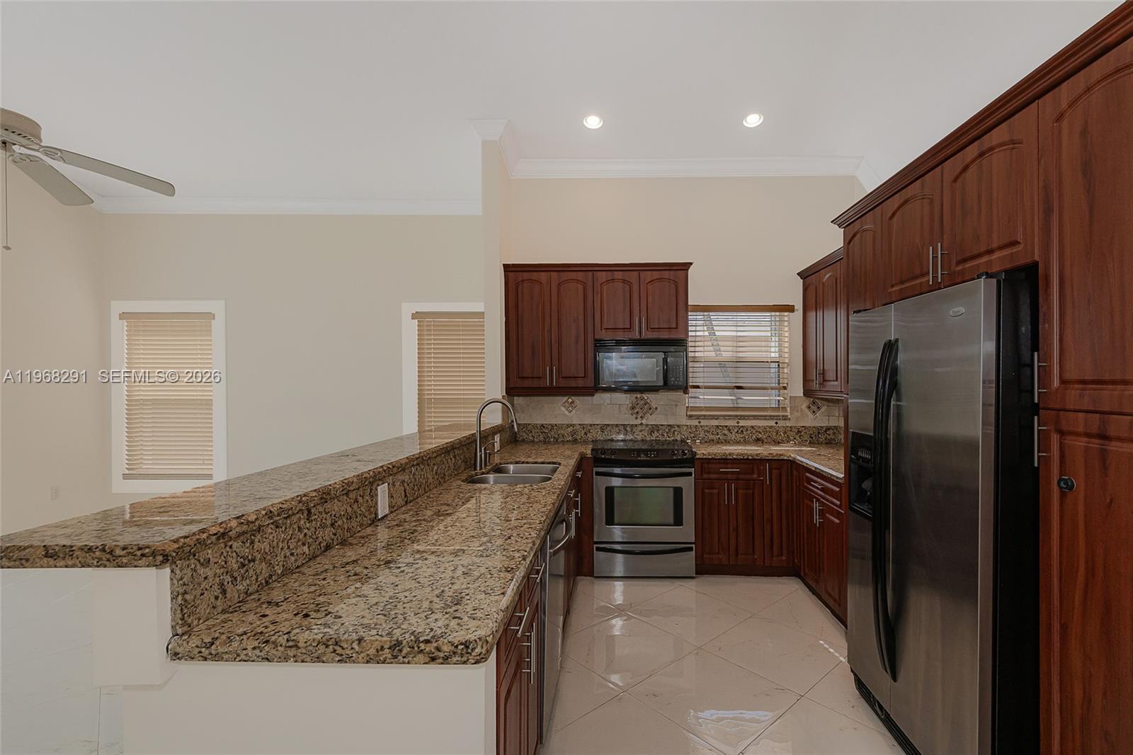 HOLLYWOOD LAKES COUNTRY C - Residential