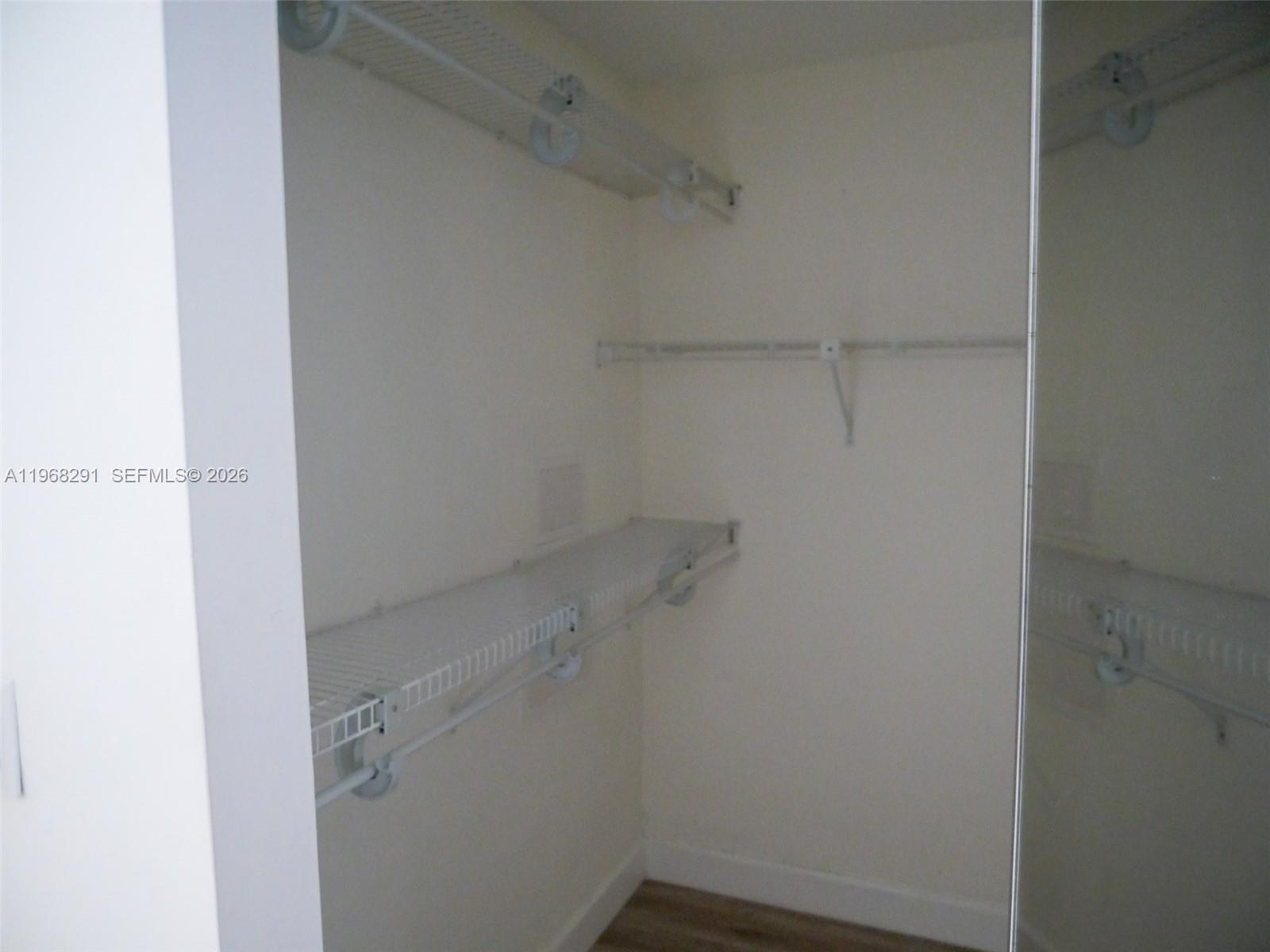 HOLLYWOOD LAKES COUNTRY C - Residential