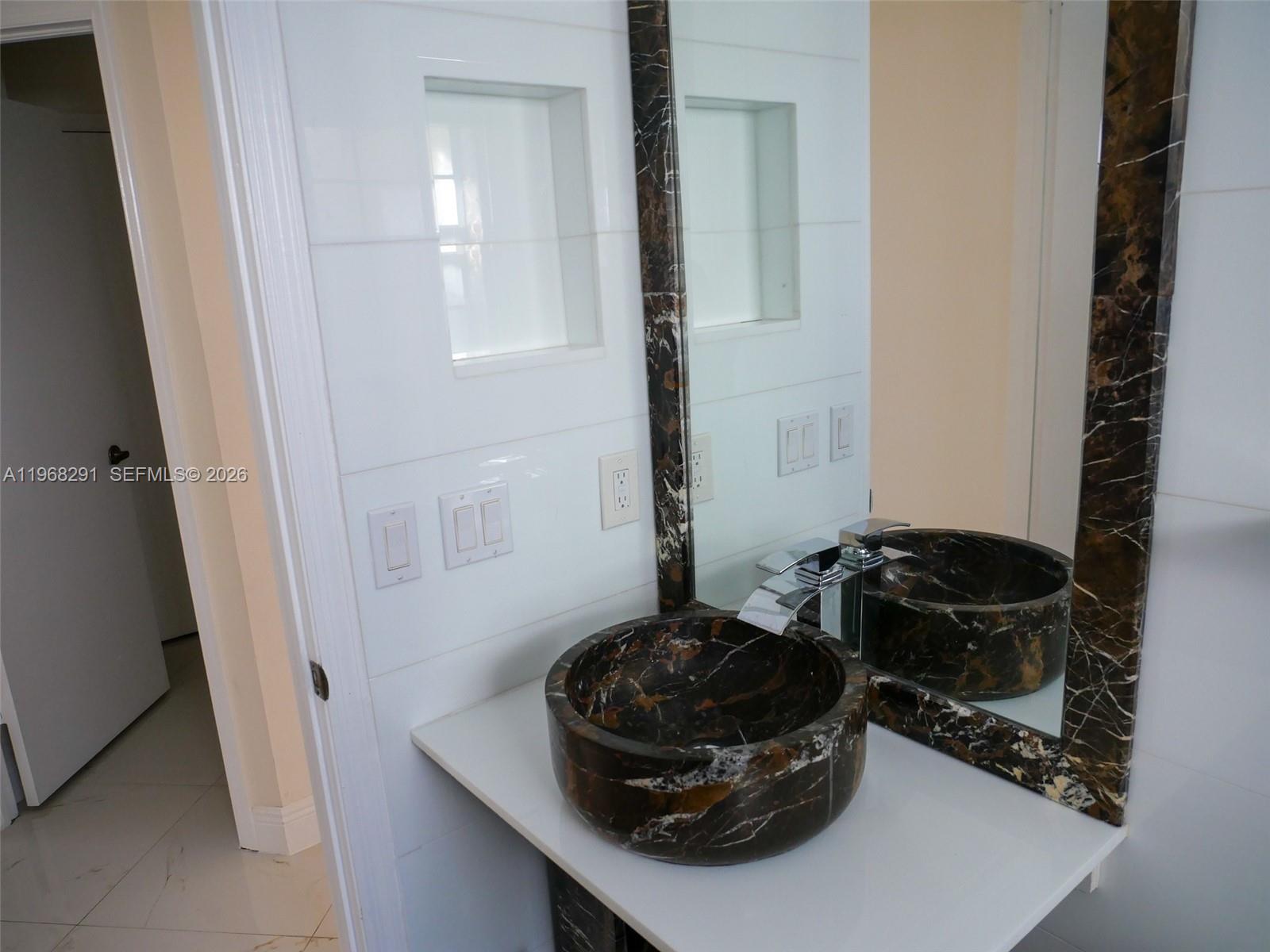 HOLLYWOOD LAKES COUNTRY C - Residential