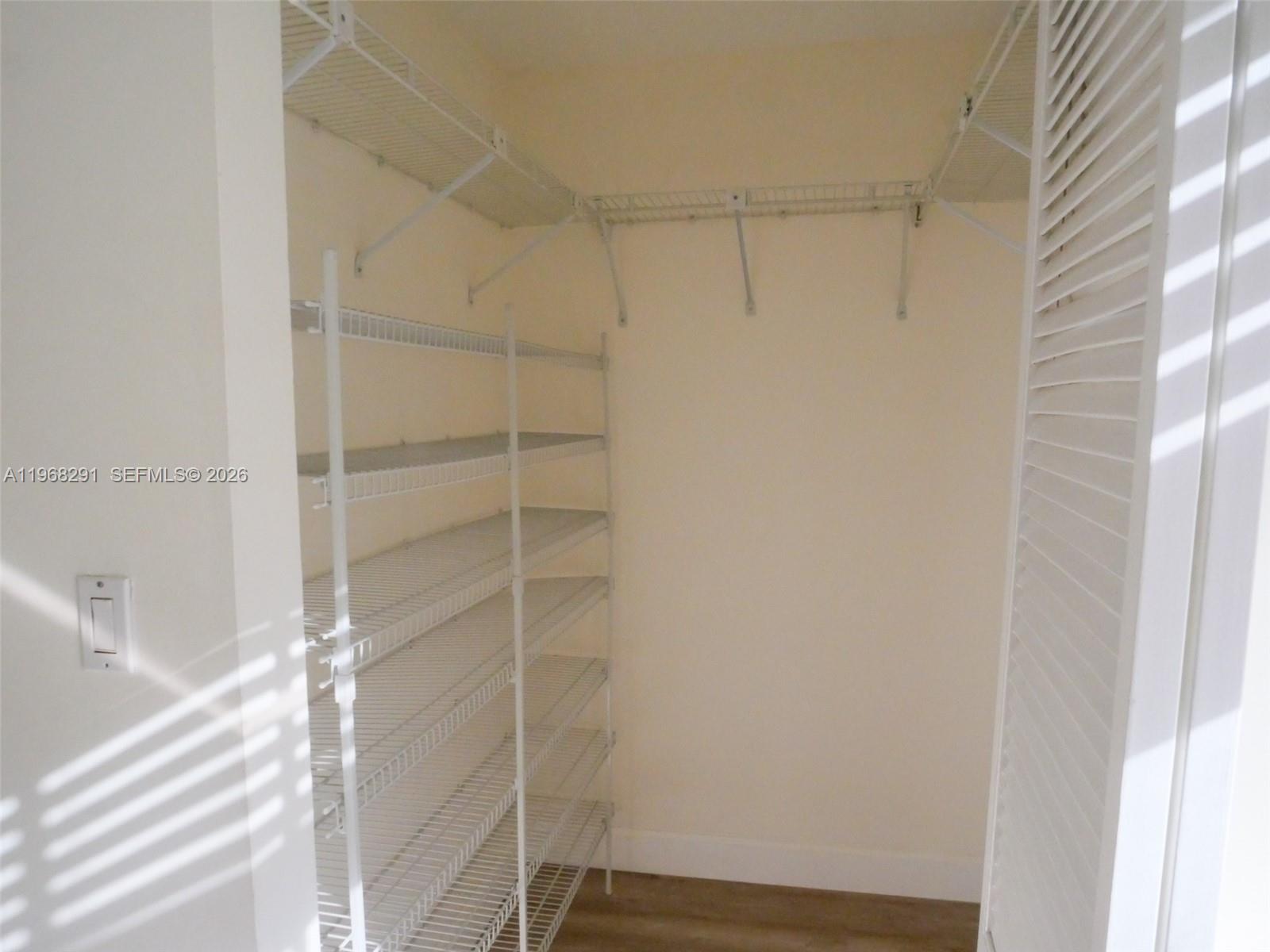 HOLLYWOOD LAKES COUNTRY C - Residential