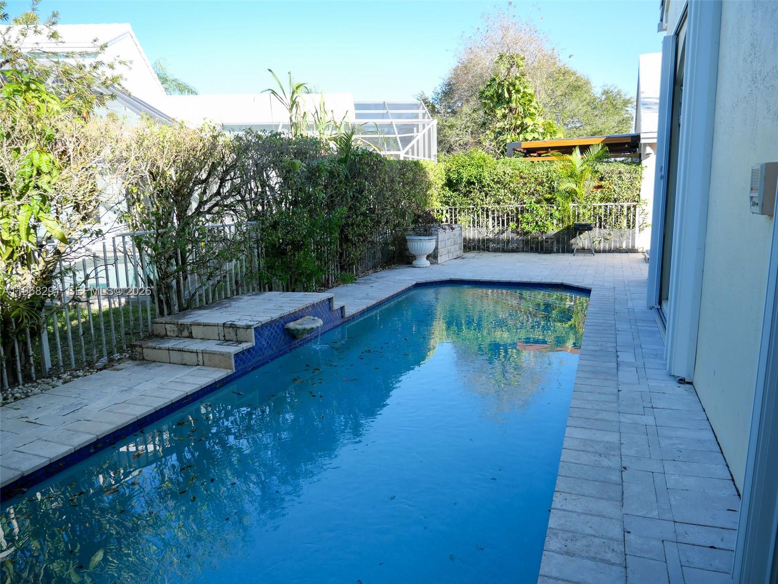 HOLLYWOOD LAKES COUNTRY C - Residential