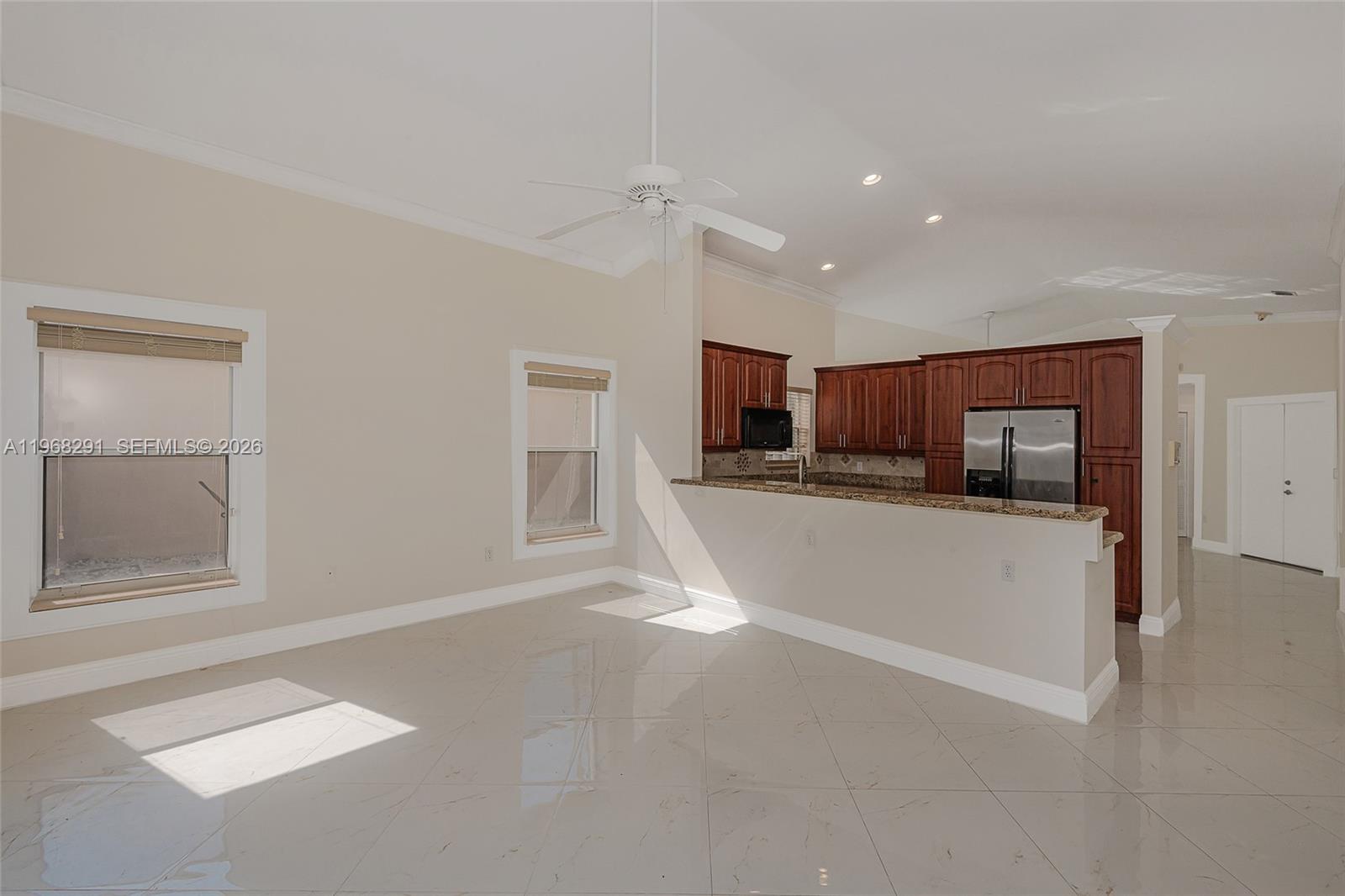 HOLLYWOOD LAKES COUNTRY C - Residential