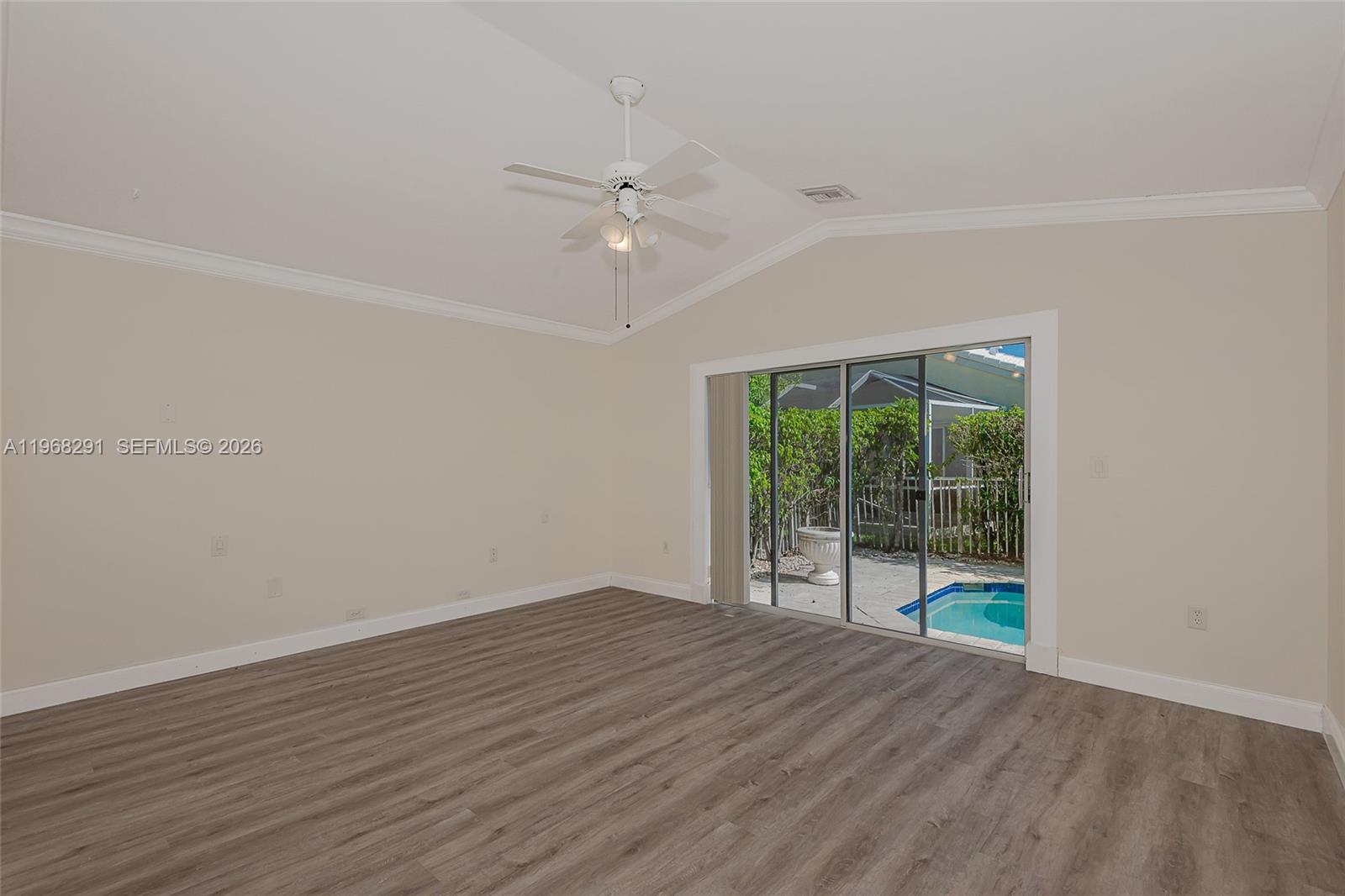 HOLLYWOOD LAKES COUNTRY C - Residential