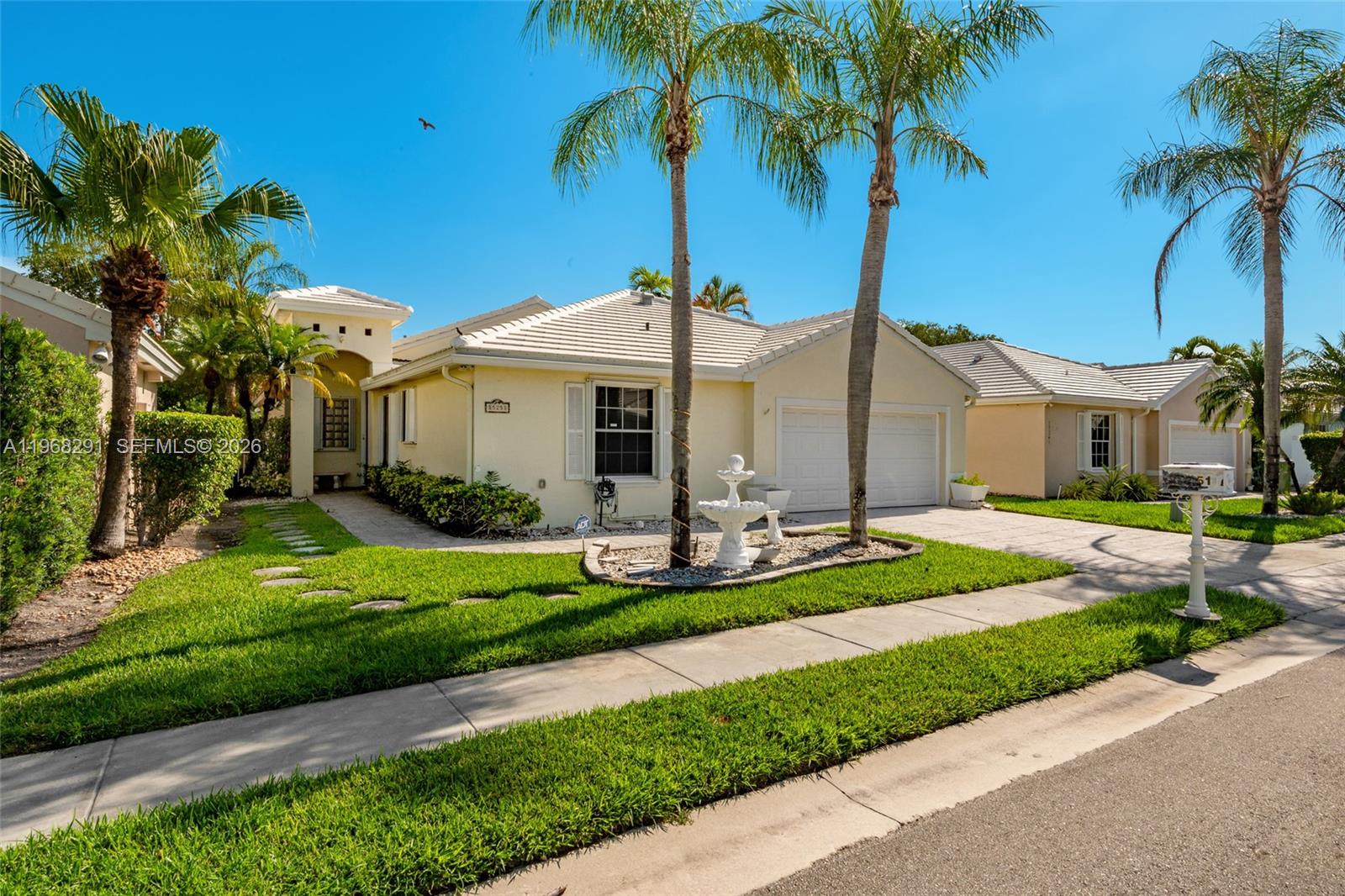 HOLLYWOOD LAKES COUNTRY C - Residential